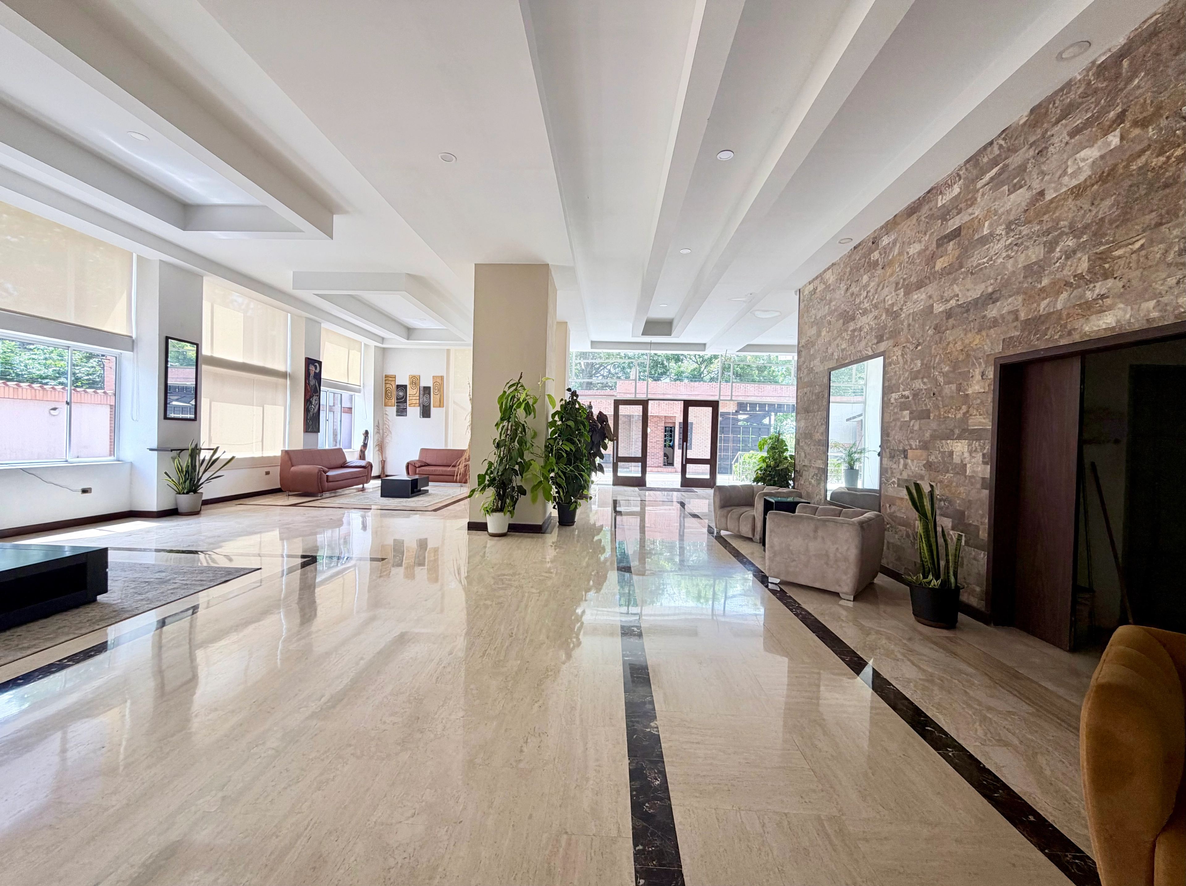 Apartamento de 163 m², planta eléctrica y amenidades en Res. Neblina Suite — foto 2