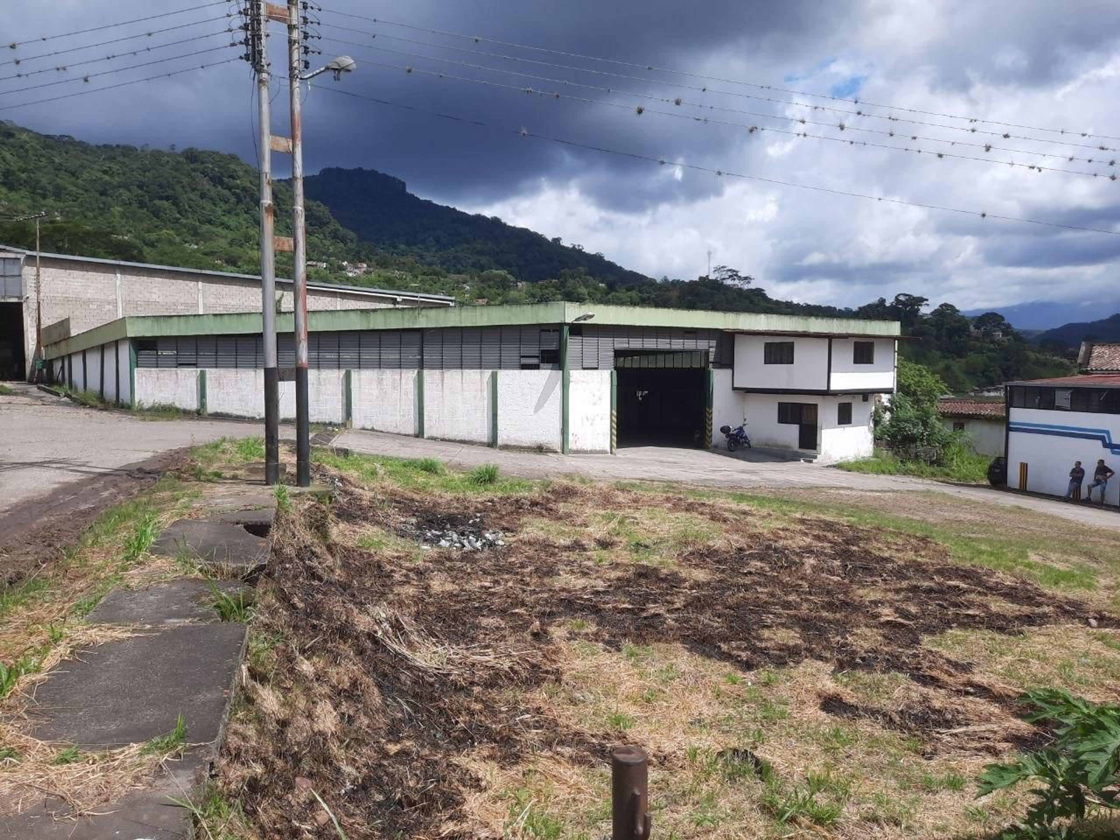 Galpón industrial de 1.297 m² con oficinas y techos altos en San Francisco — foto 4
