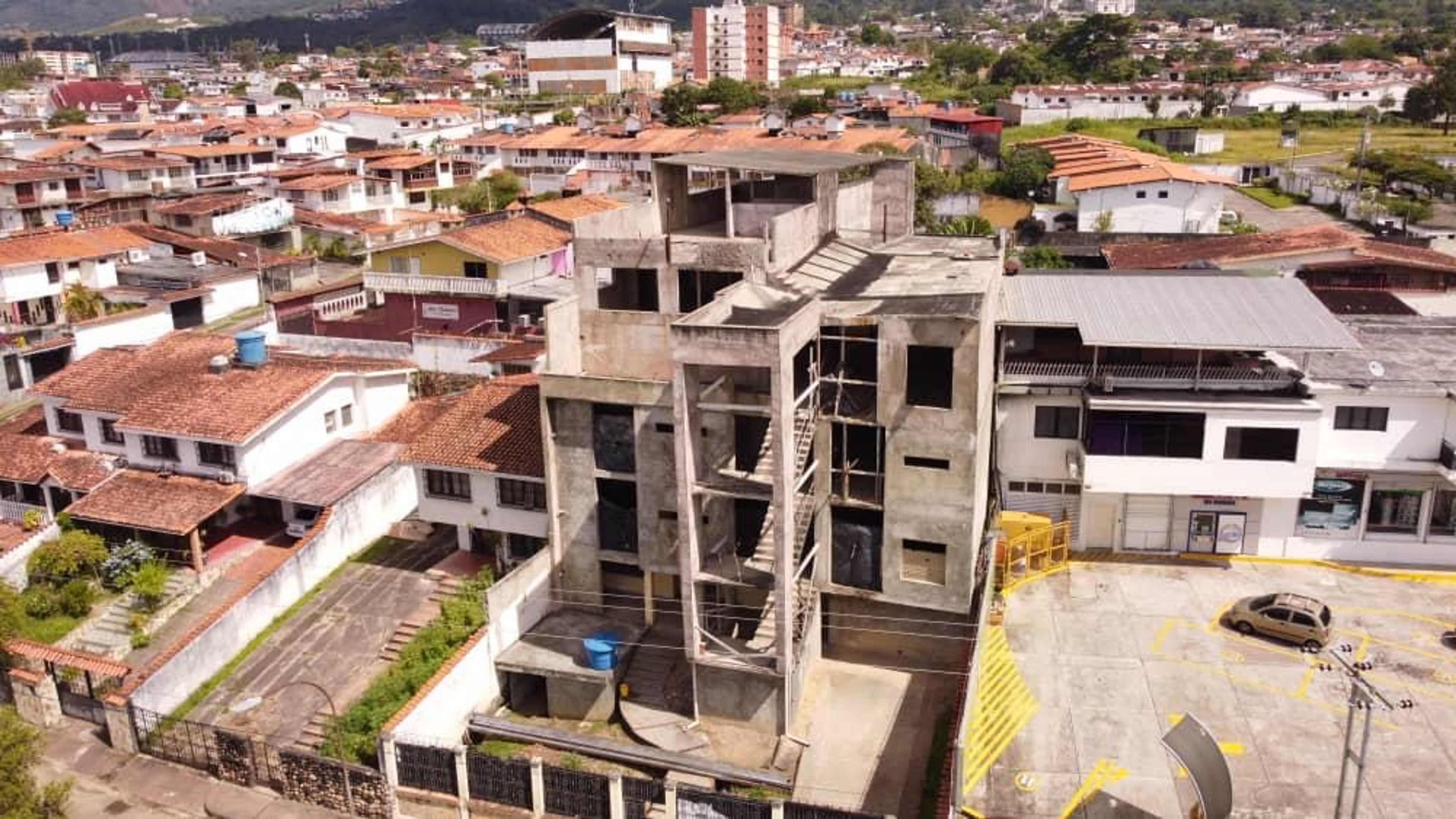 Edificio en obra negra de 2.650 m² con aval del MPPS en Avenida España, Pueblo Nuevo — foto 7