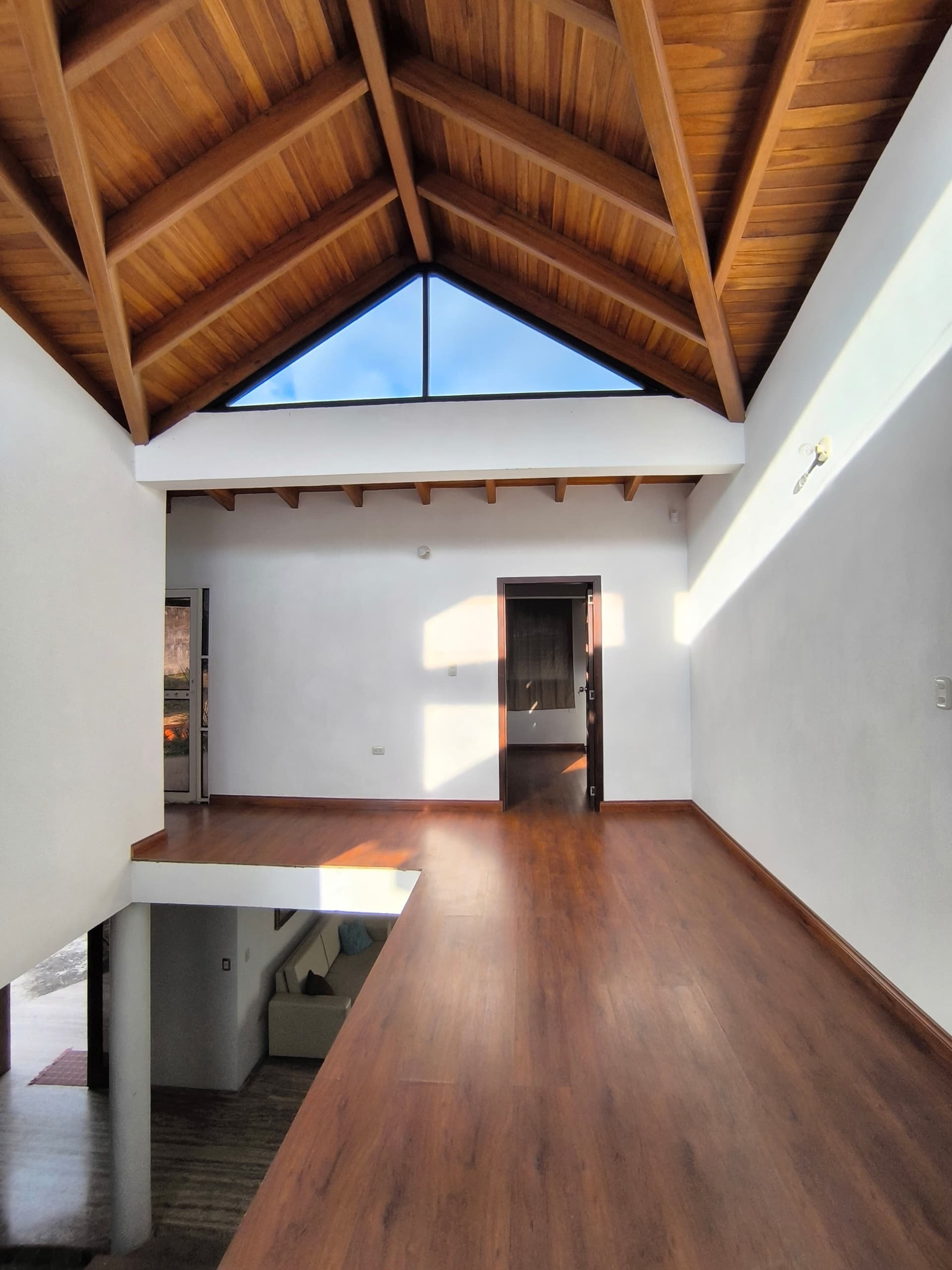 Amplia residencia con piscina y área social en Urb. Manzanares 1, Altos de Las Margaritas — foto 6