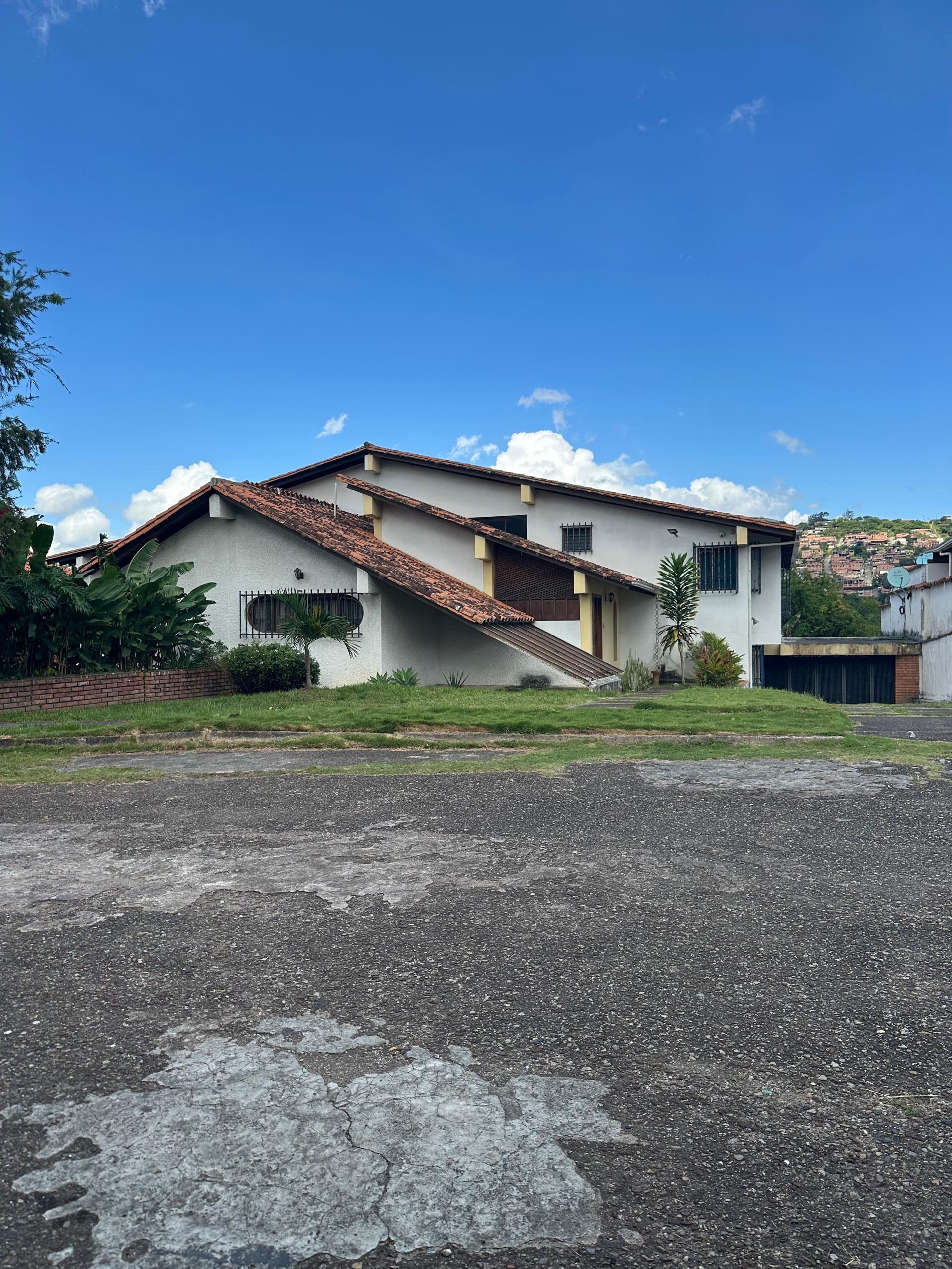 Casa de tres niveles con amplio patio y oficina en Las Lomas — foto 10