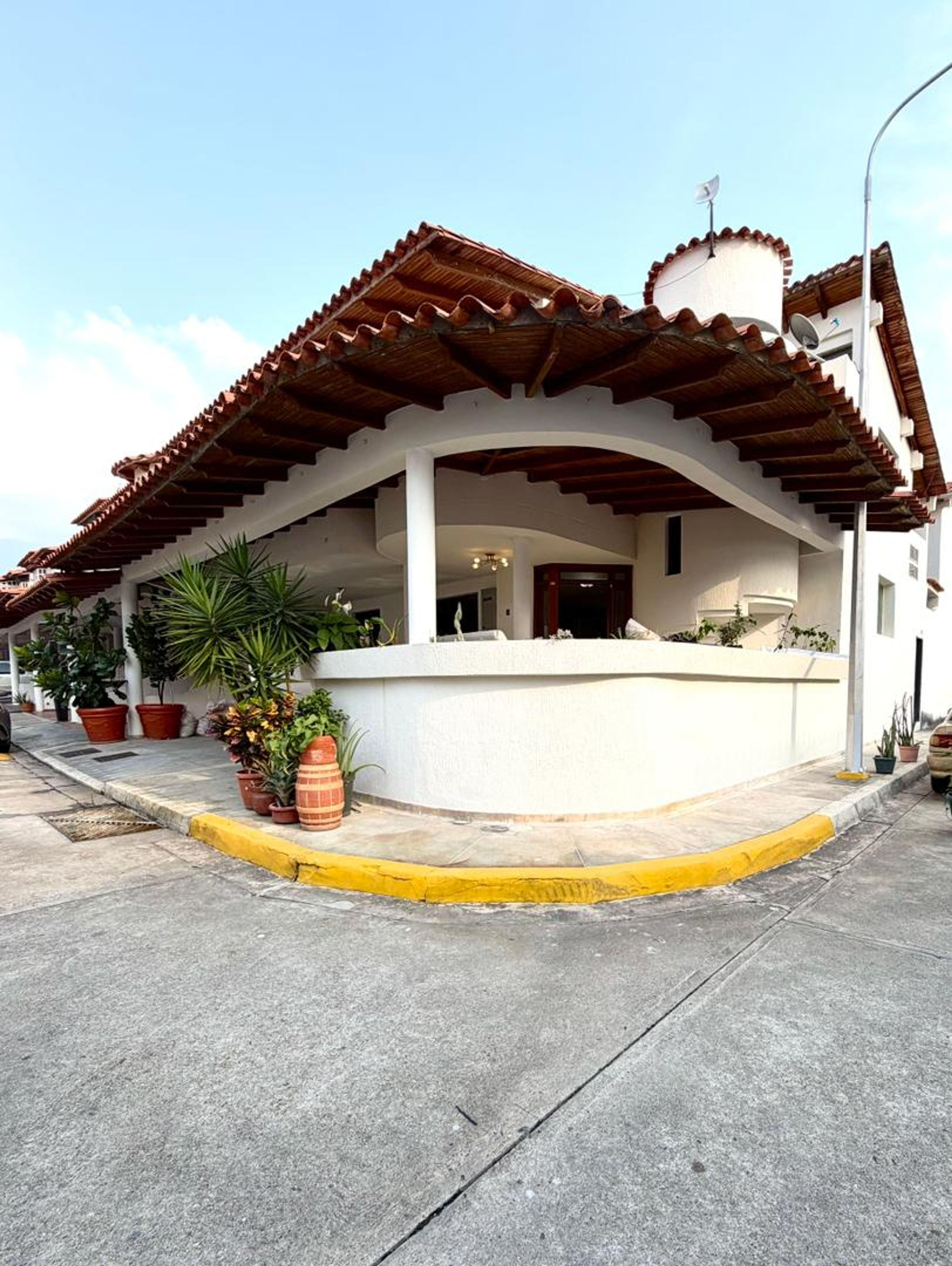 Casa esquinera con acabados de mármol y planta eléctrica en California Suite — foto 11
