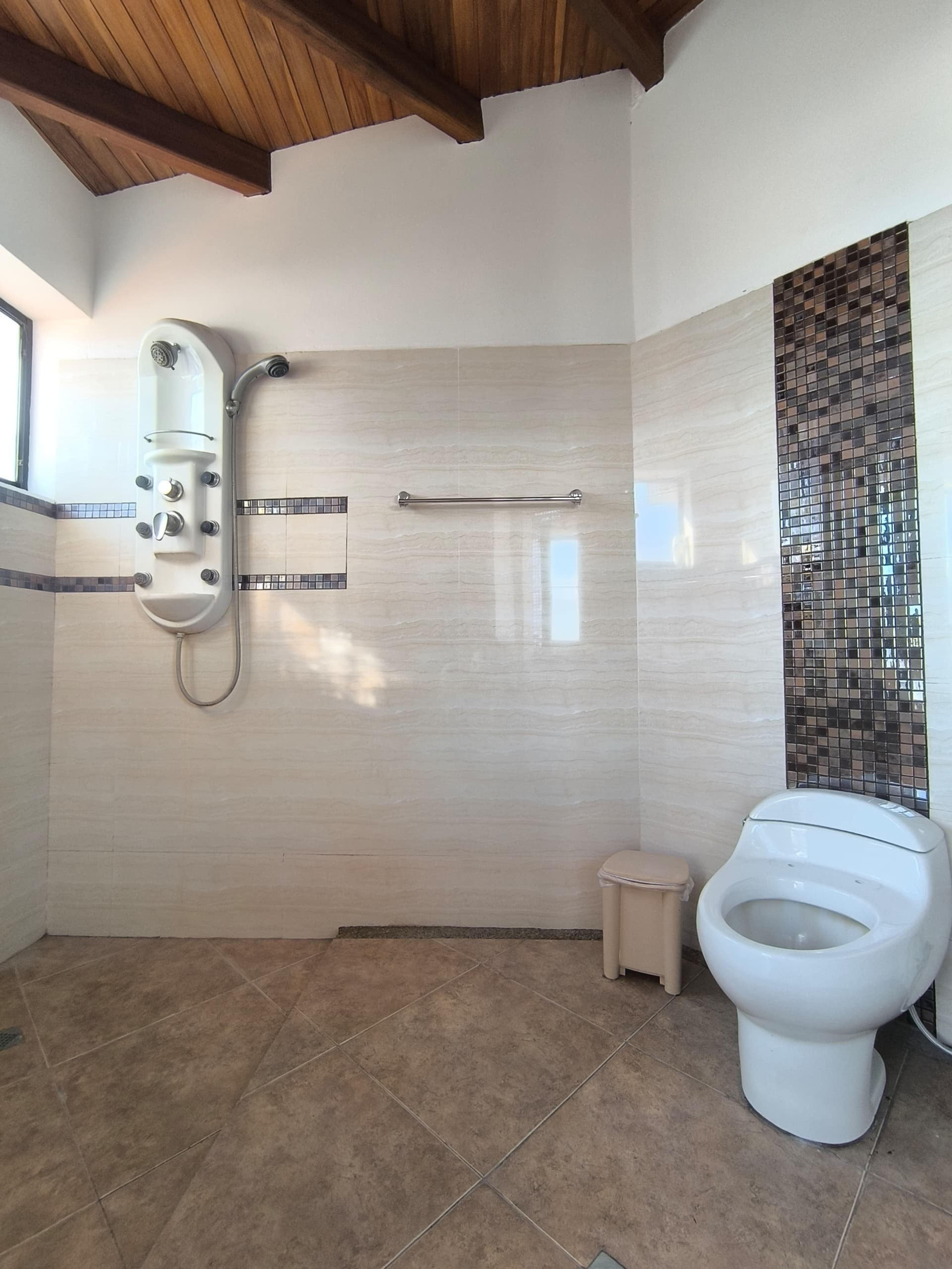 Amplia residencia con piscina y área social en Urb. Manzanares 1, Altos de Las Margaritas — foto 12