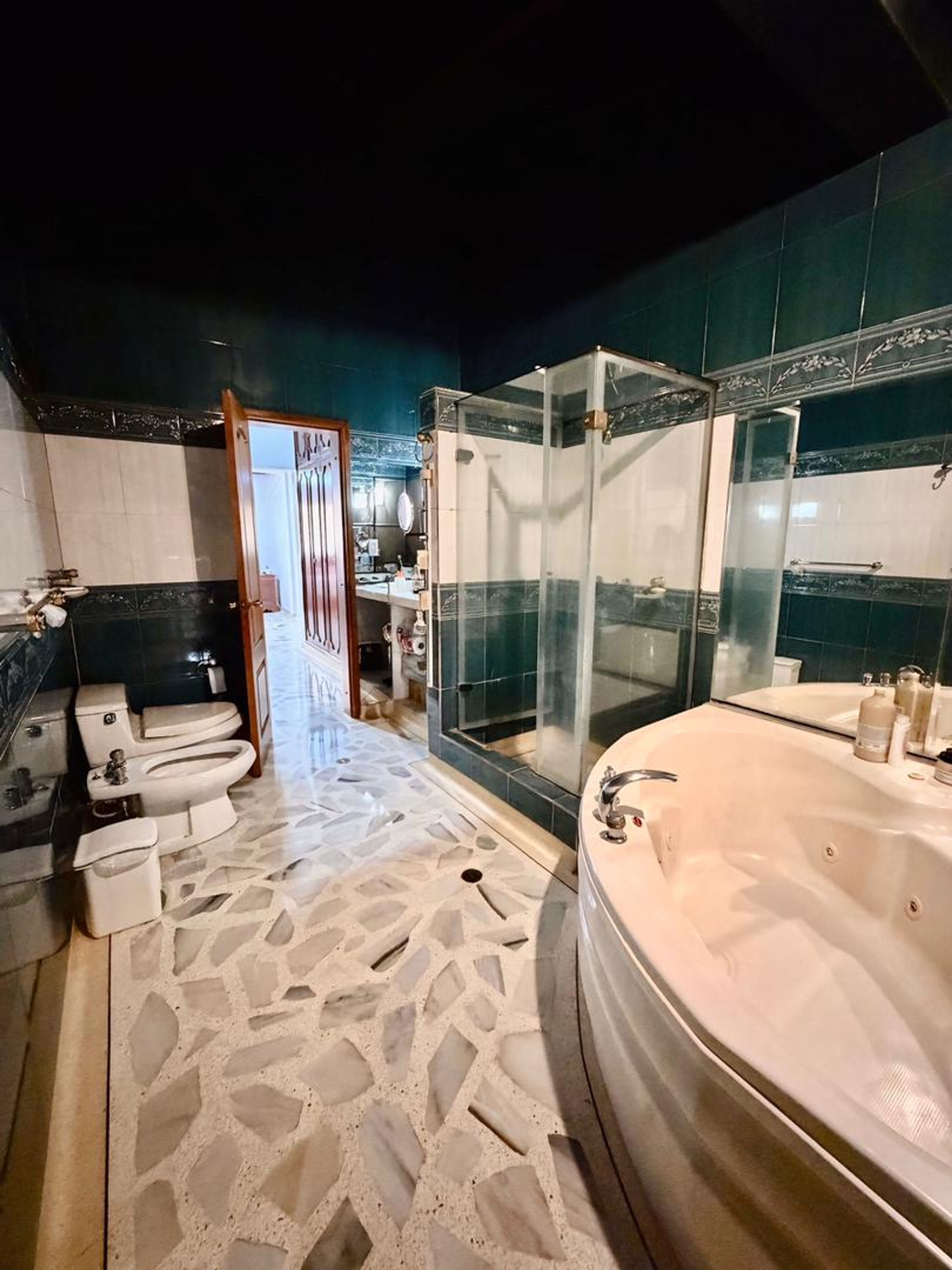 Casa esquinera con acabados de mármol y planta eléctrica en California Suite — foto 7