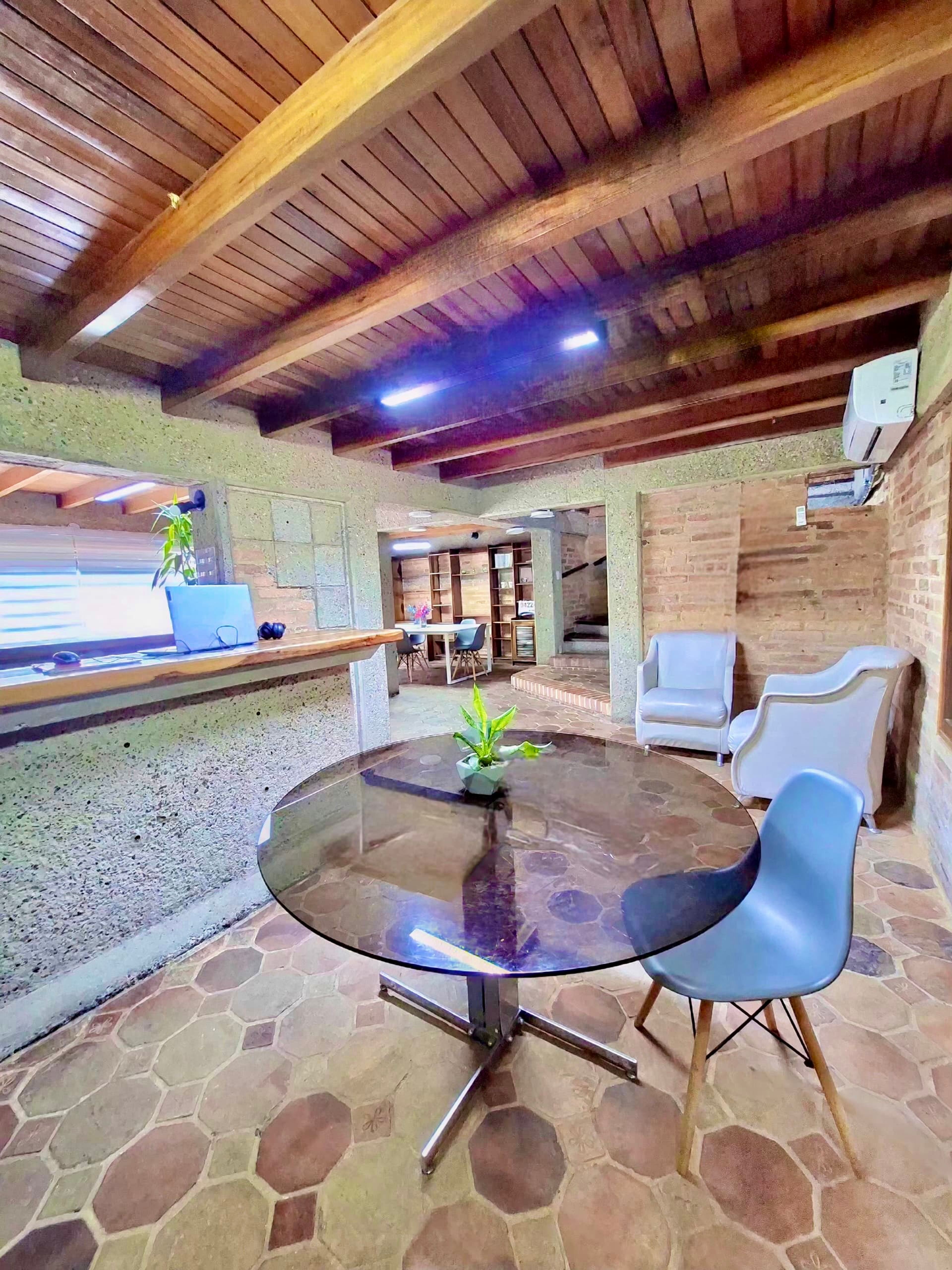 Local comercial de estilo colonial frente a la Plaza Los Mangos en Barrio Obrero — foto 6