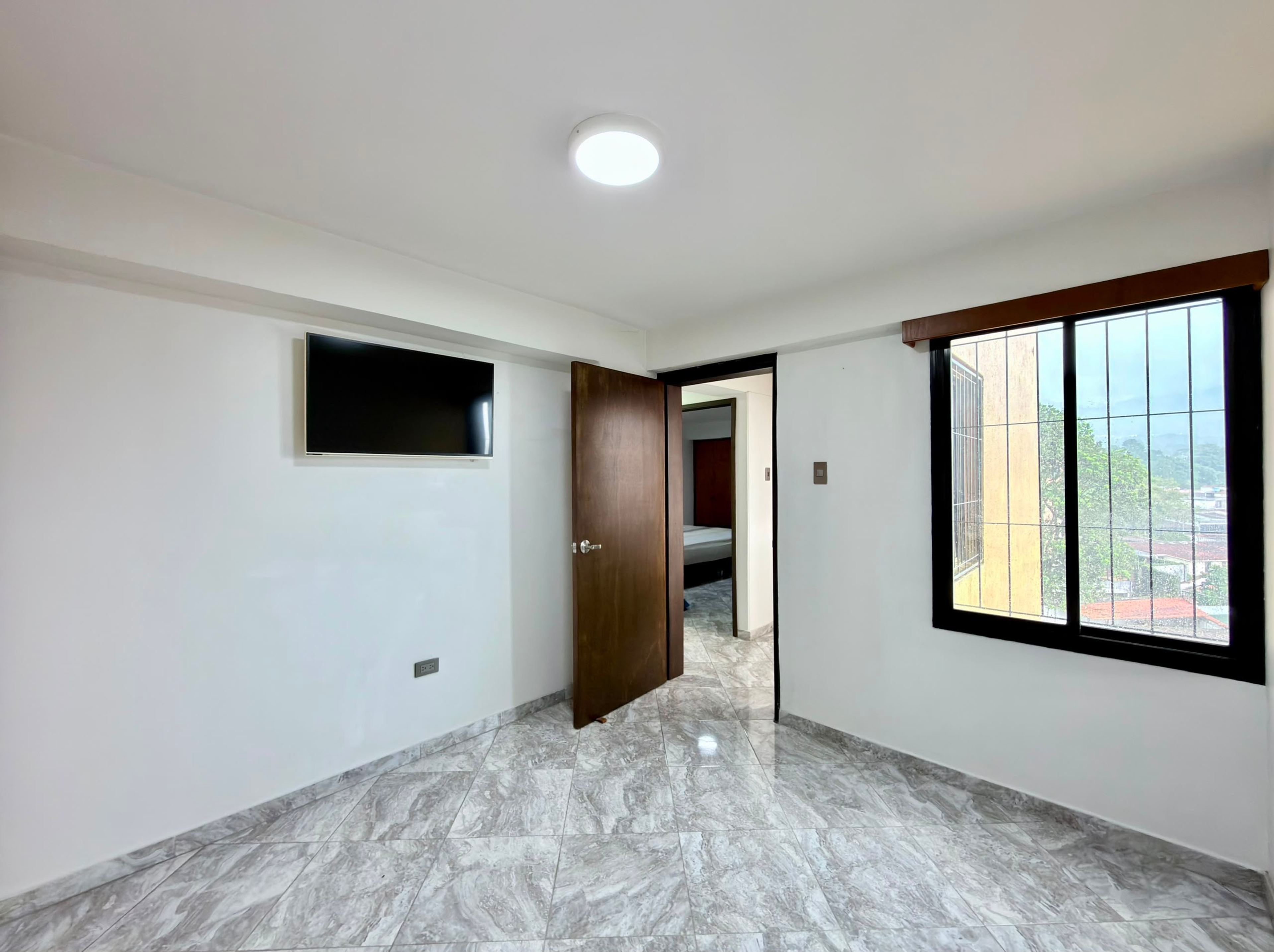 Apartamento amoblado de 105 m² con pisos de porcelanato en Residencias Fiallo — foto 10