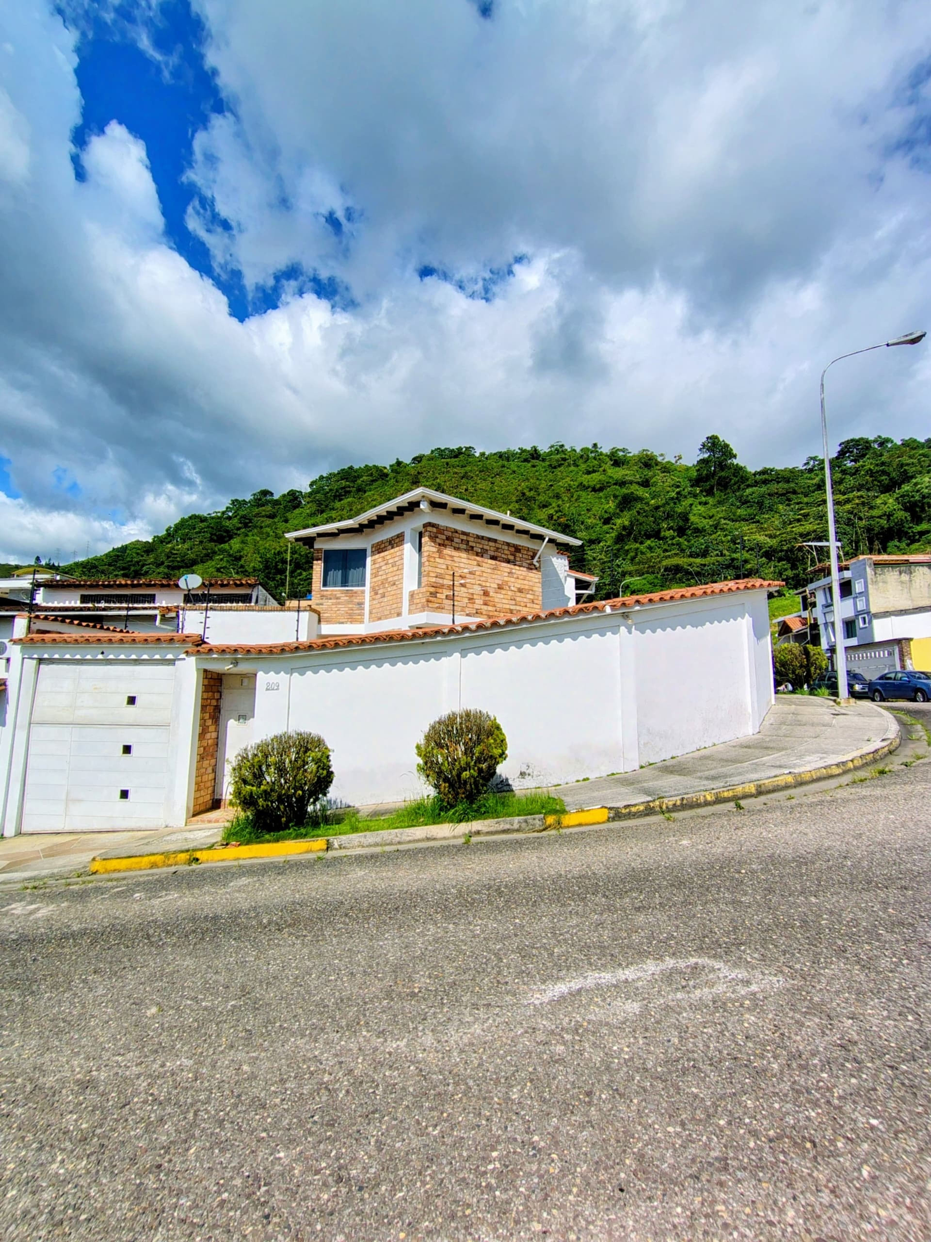 Casa esquinera en Urbanización Colinas de Pirineos — foto 1