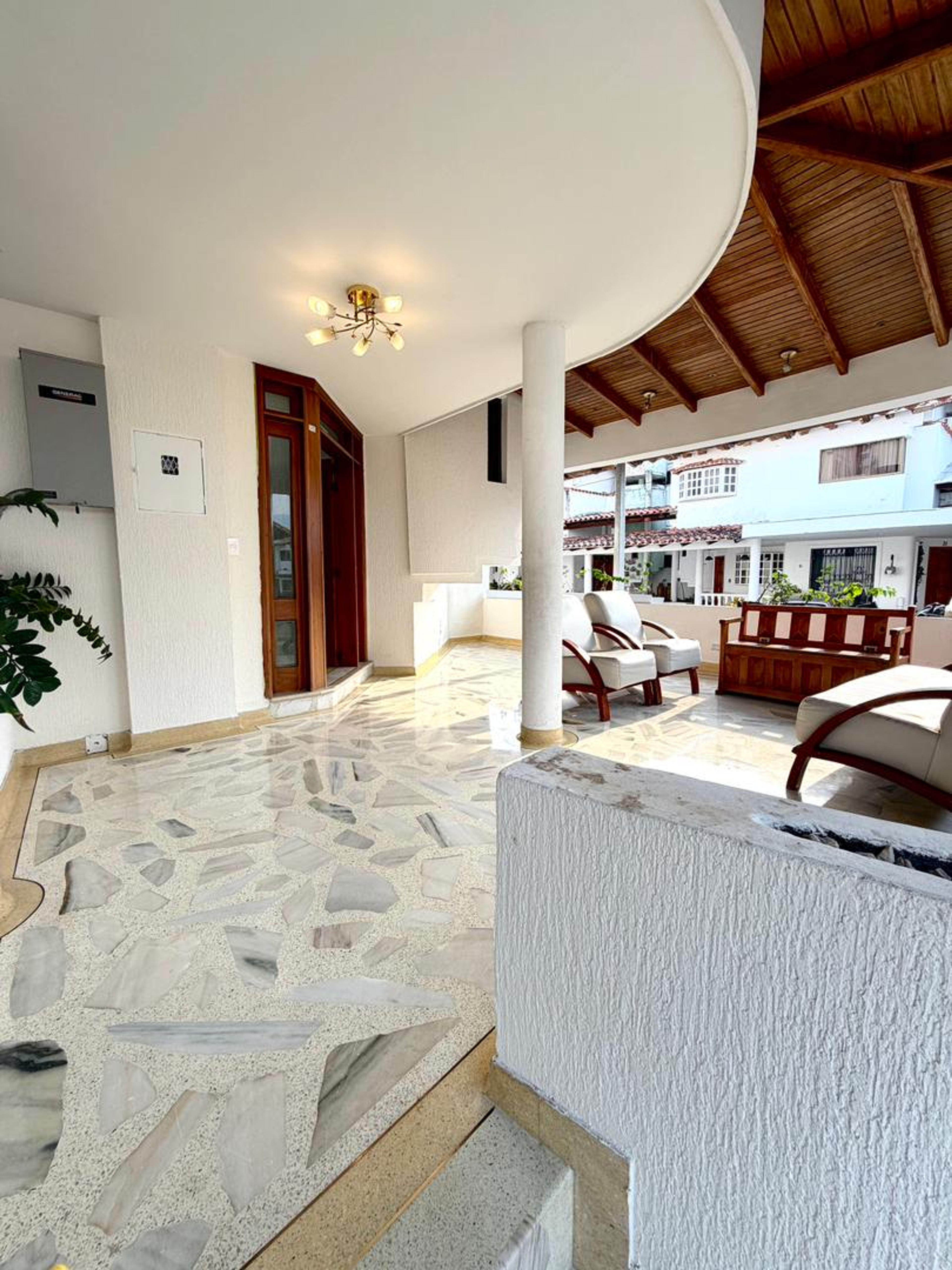 Casa esquinera con acabados de mármol y planta eléctrica en California Suite — foto 6