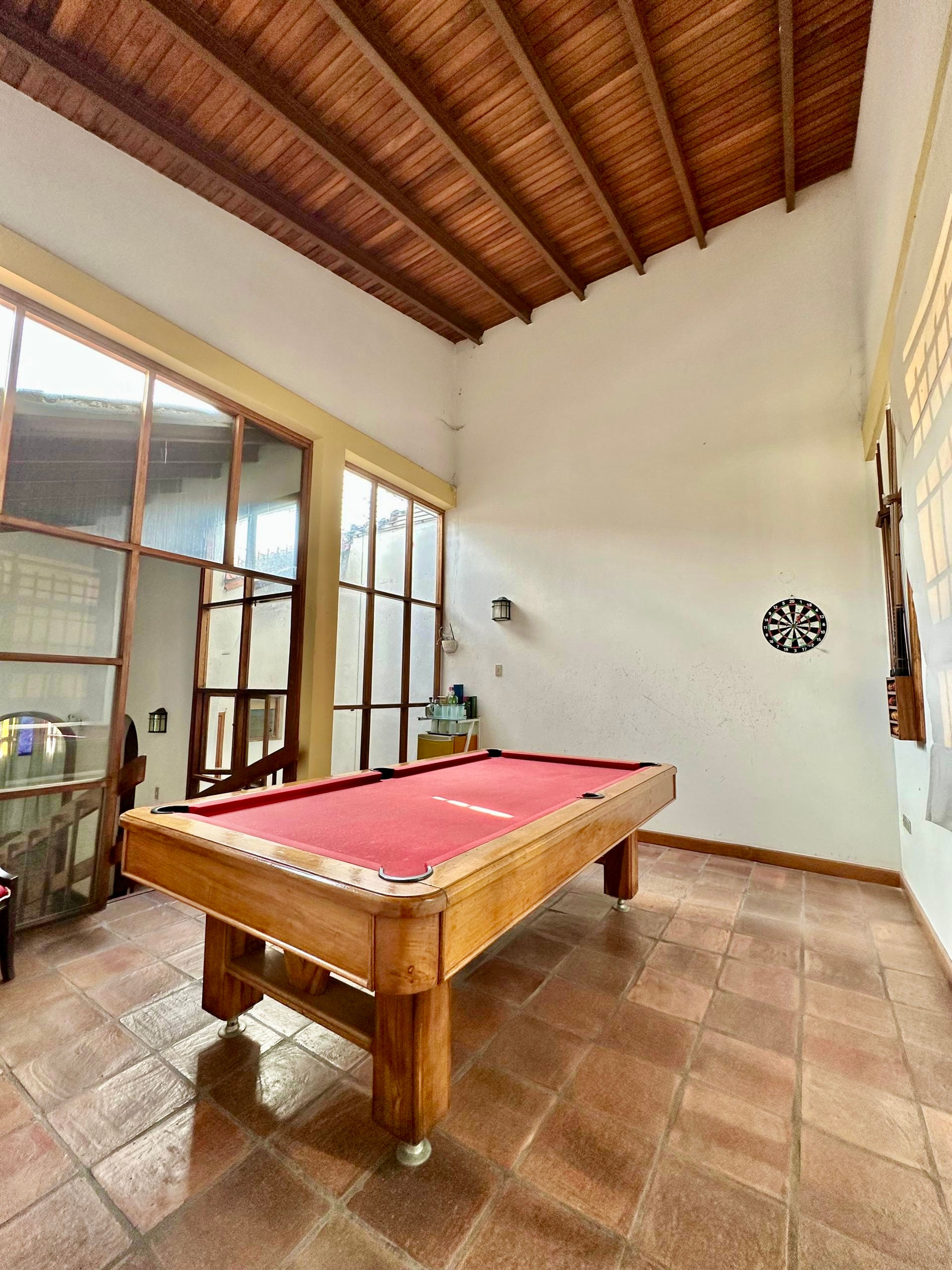 Casa de tres niveles con amplio patio y oficina en Las Lomas — foto 8
