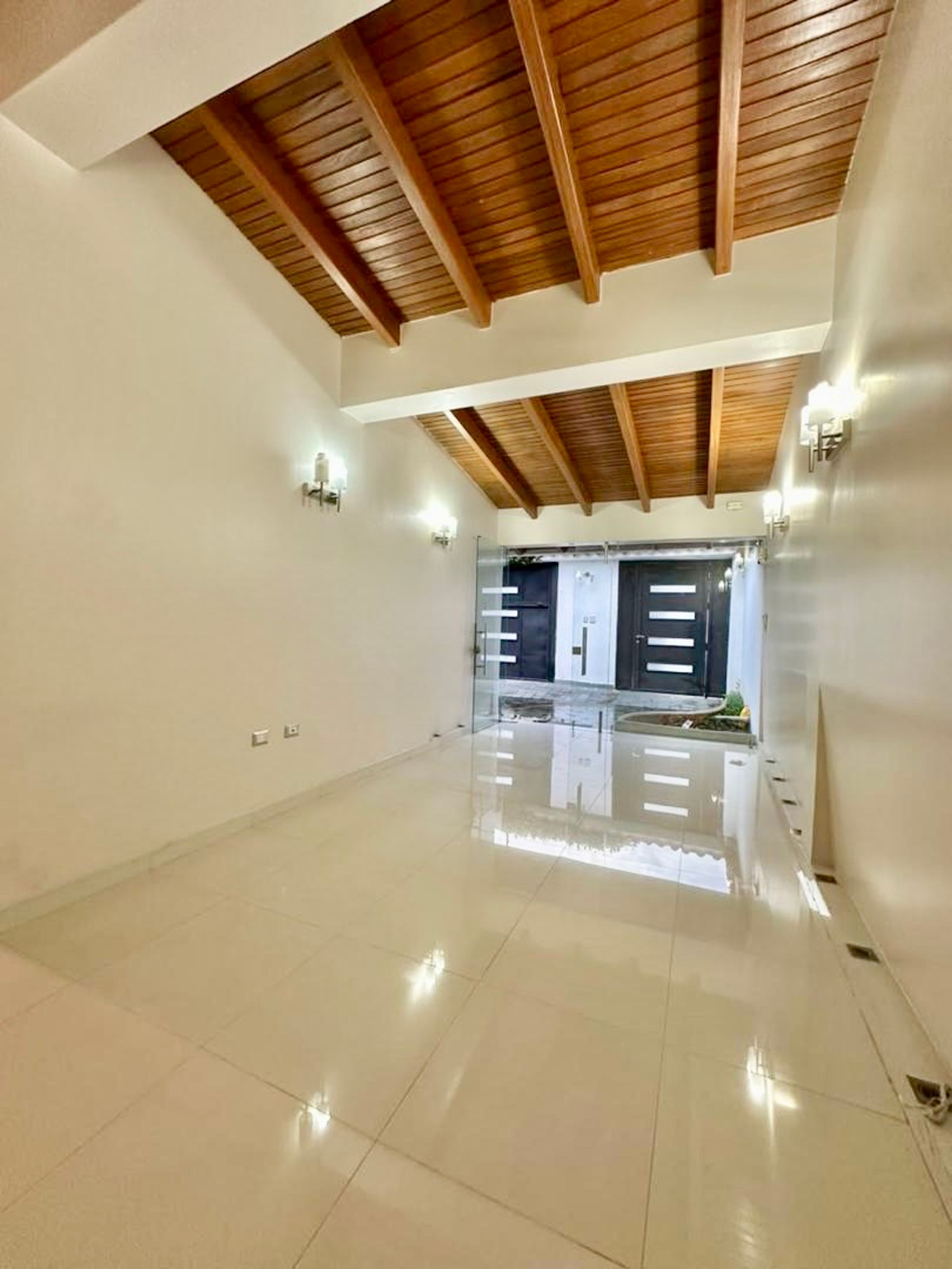 Casa de 3 niveles con piscina privada y 5 suites en Vista Hermosa II, Las Acacias — foto 10