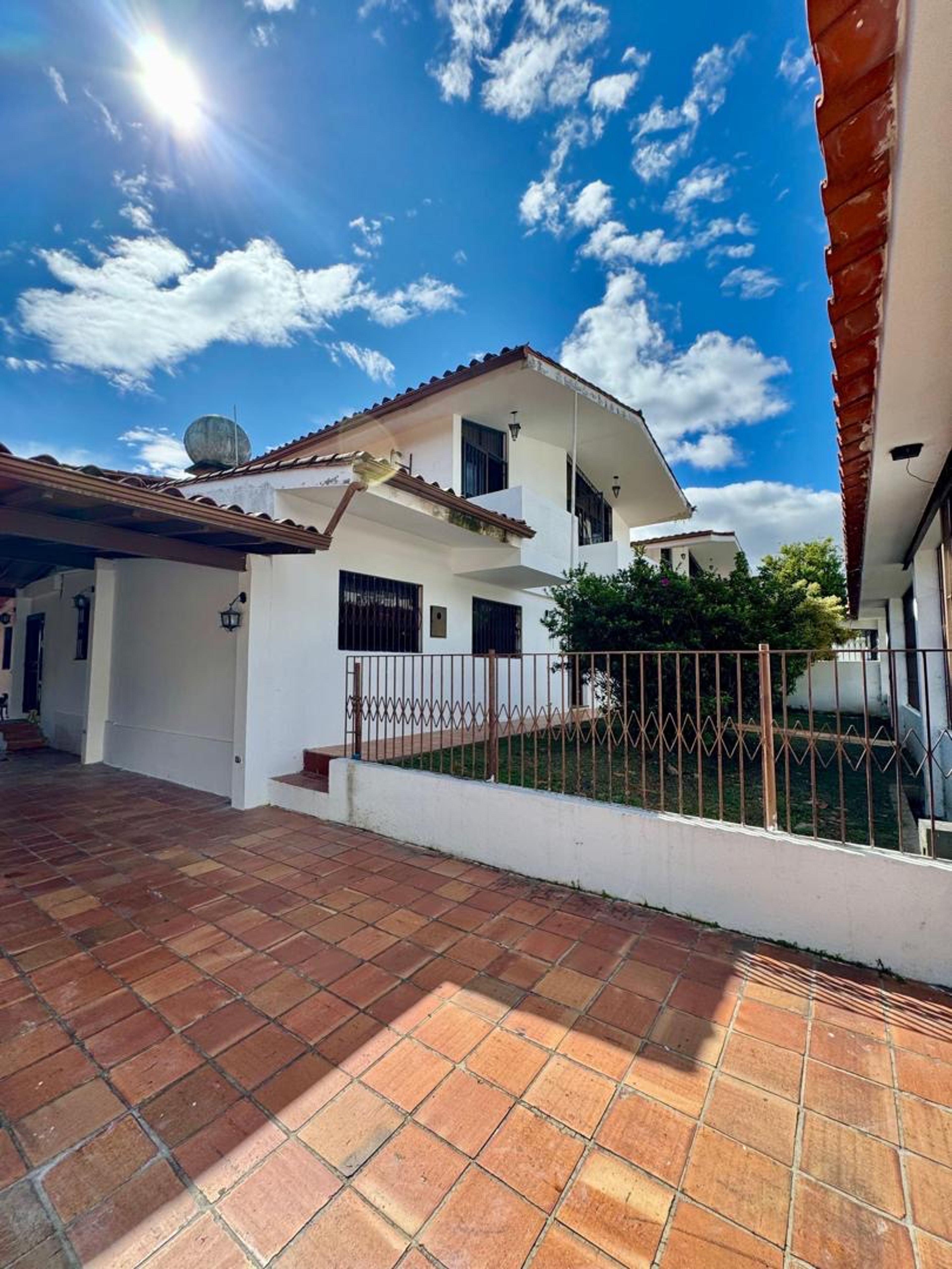 Amplia residencia con área social en Altos de Pirineos — foto 3