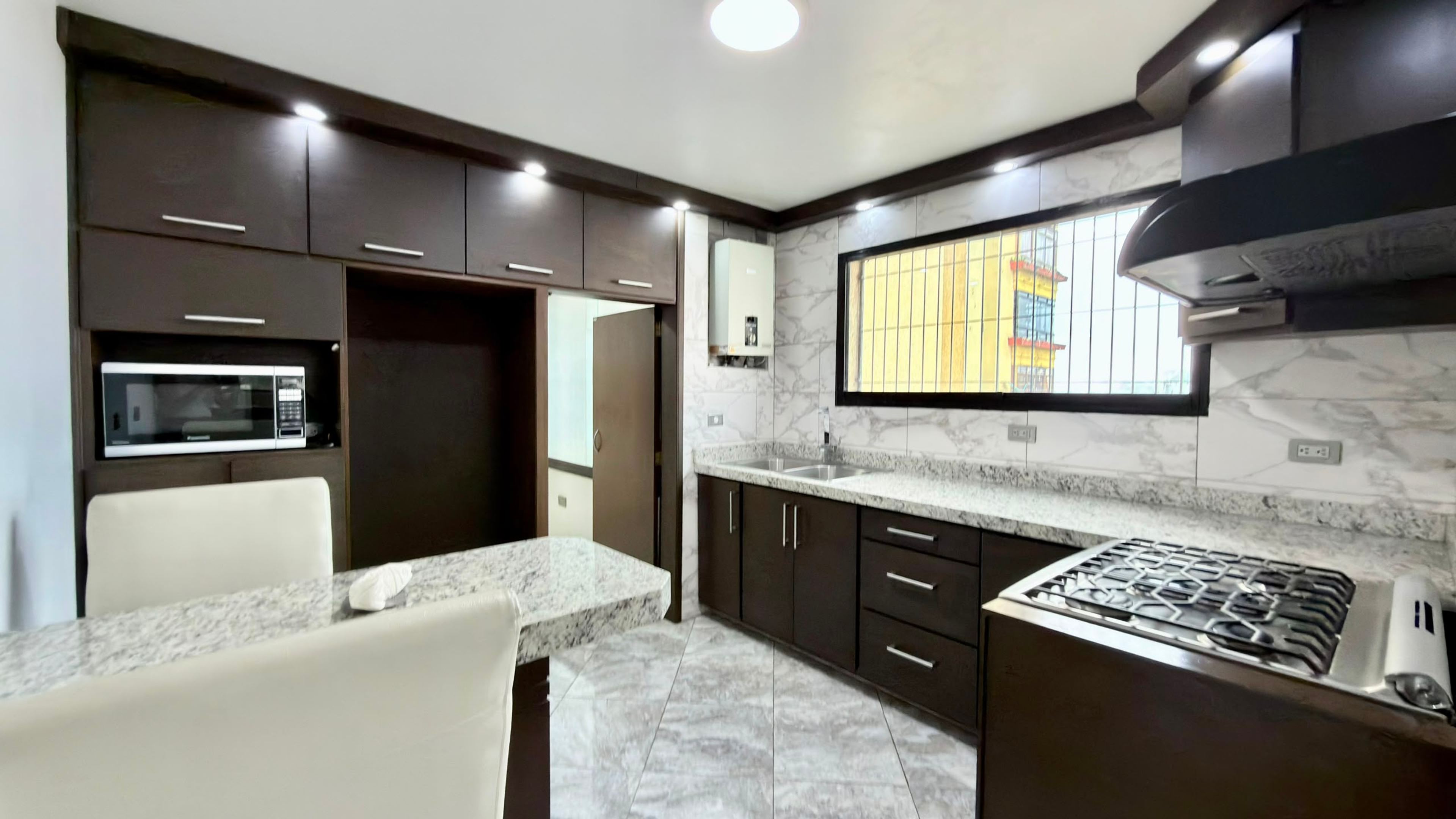Apartamento amoblado de 105 m² con pisos de porcelanato en Residencias Fiallo — foto 5