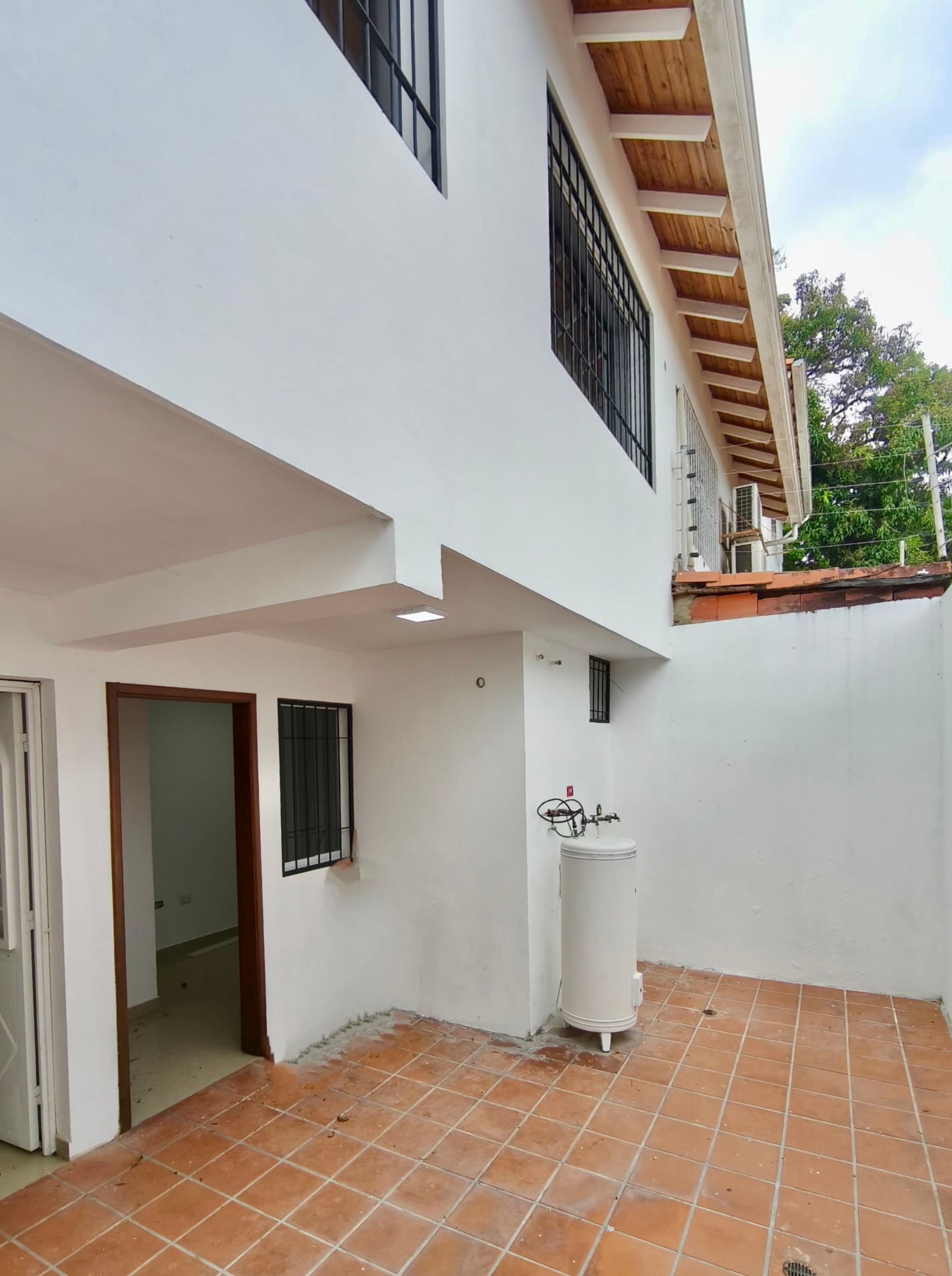 Residencia moderna de tres niveles en Conjunto Terrazas de Pirineos — foto 6