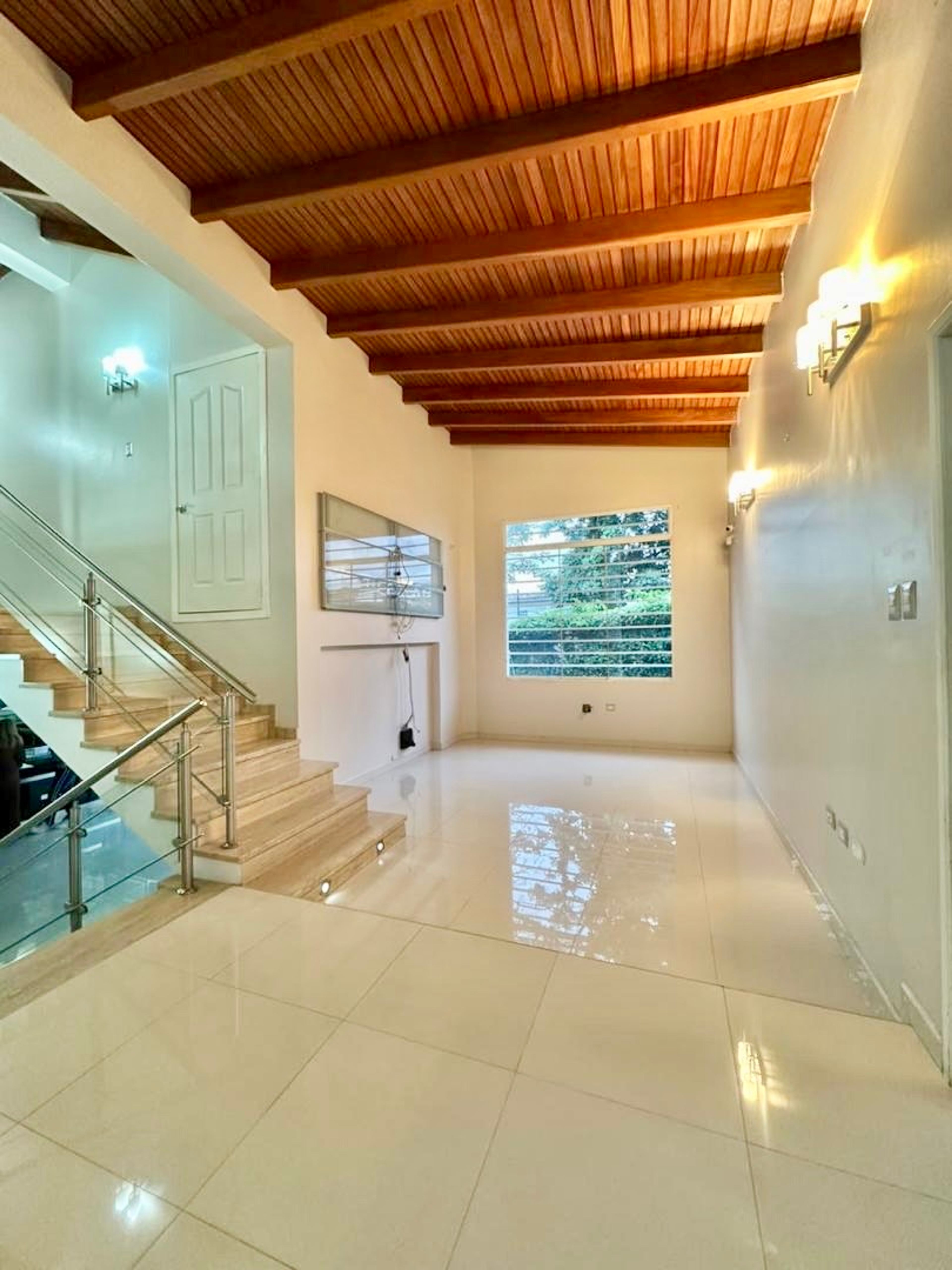 Casa de 3 niveles con piscina privada y 5 suites en Vista Hermosa II, Las Acacias — foto 9