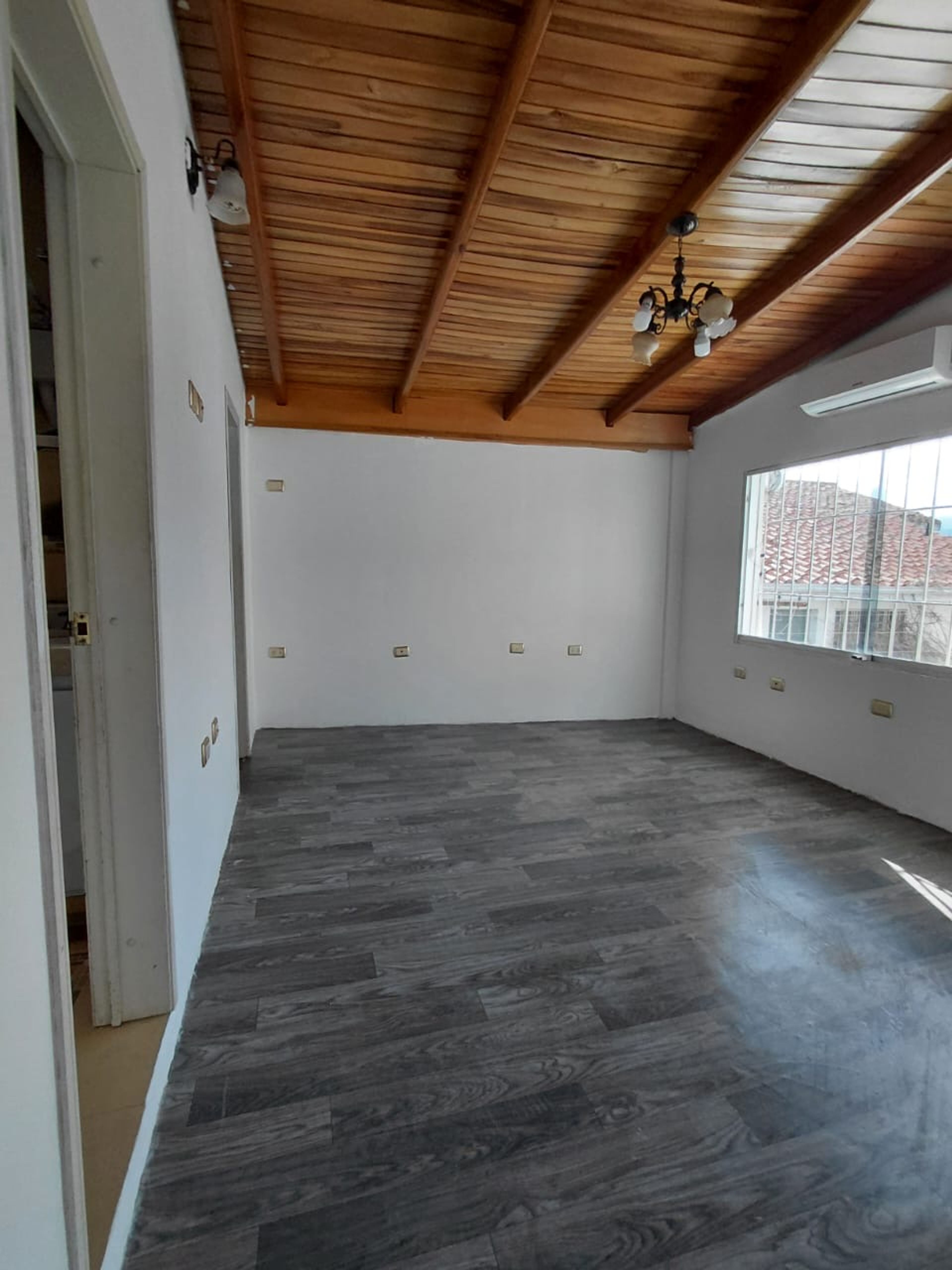 Casa de 220 m² en urbanismo privado Demócrata Suites en La Guayana — foto 5