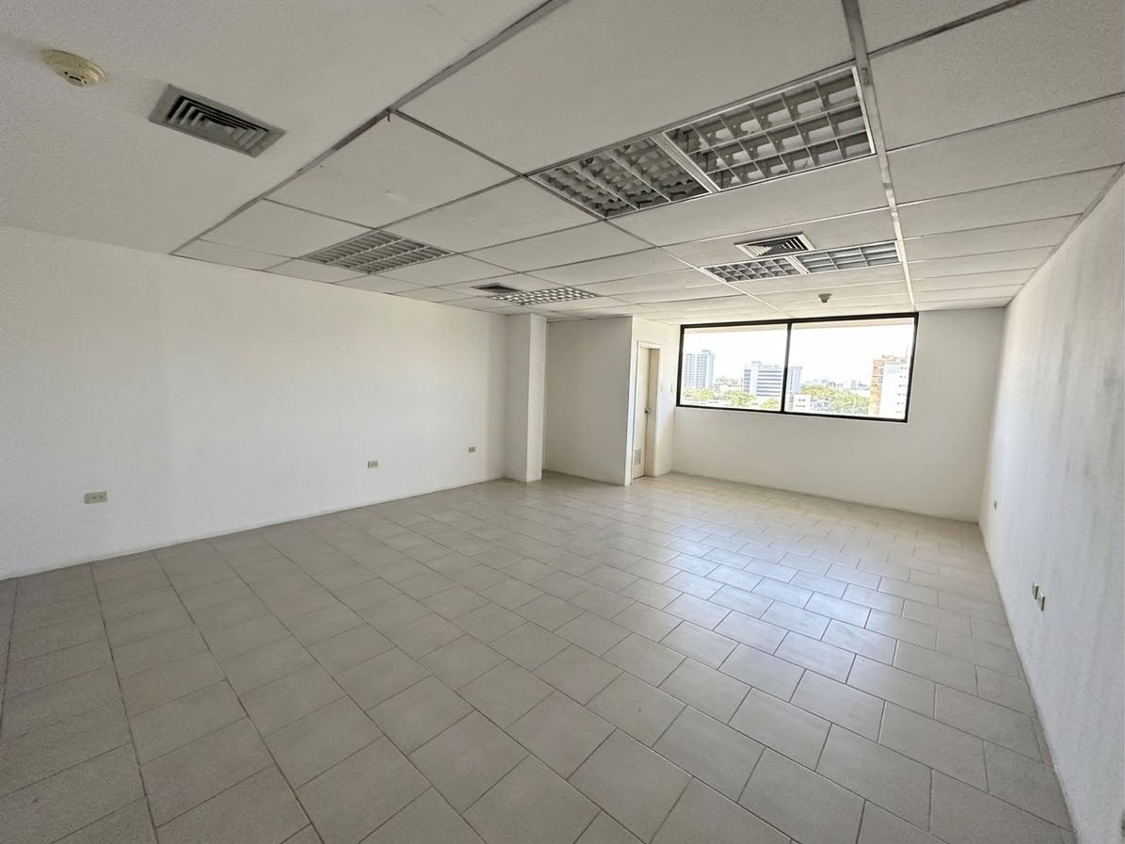 Oficina en el Centro Profesional Pirineos de Barrio Obrero — foto 4