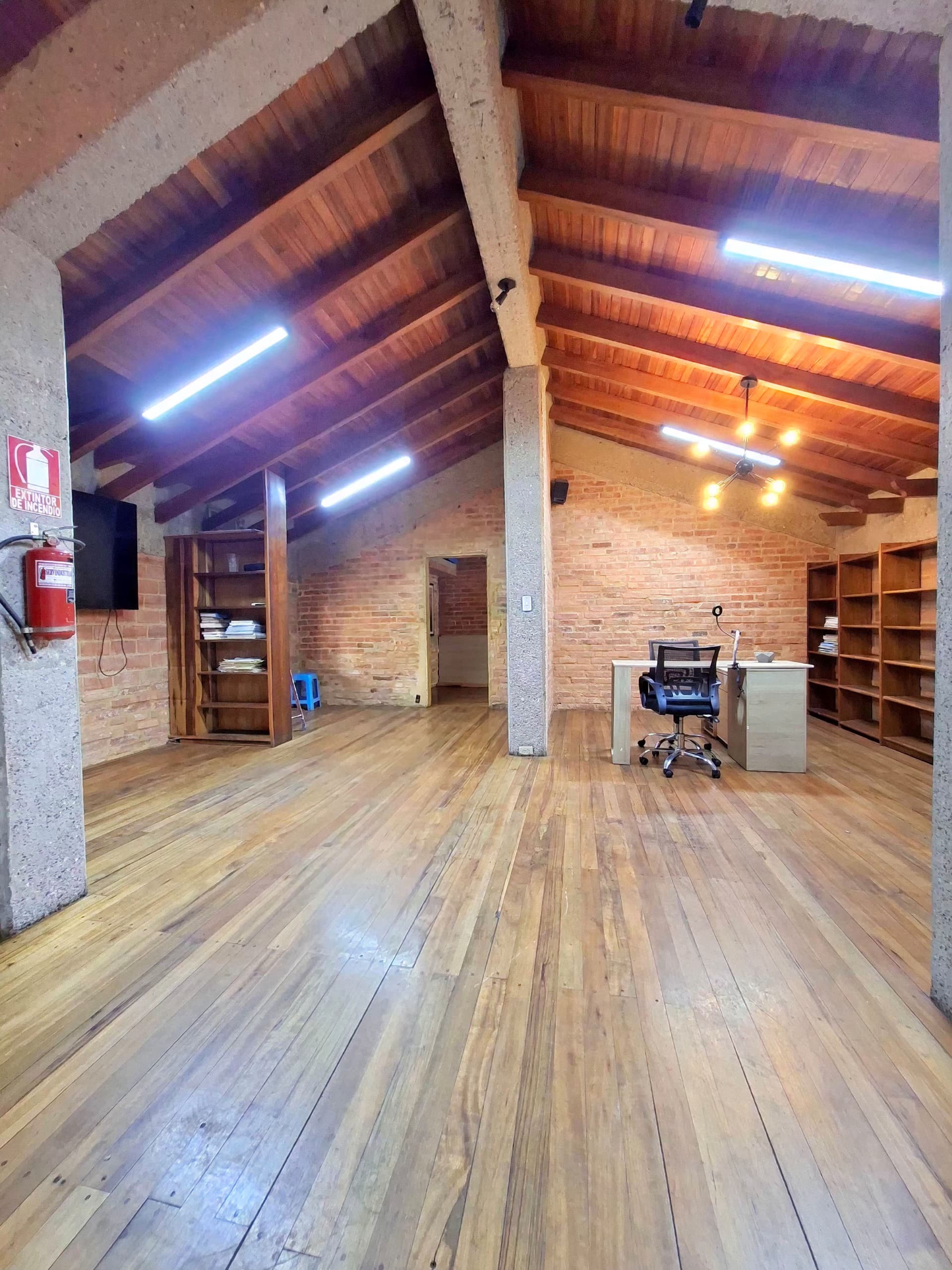 Local comercial de estilo colonial frente a la Plaza Los Mangos en Barrio Obrero — foto 5