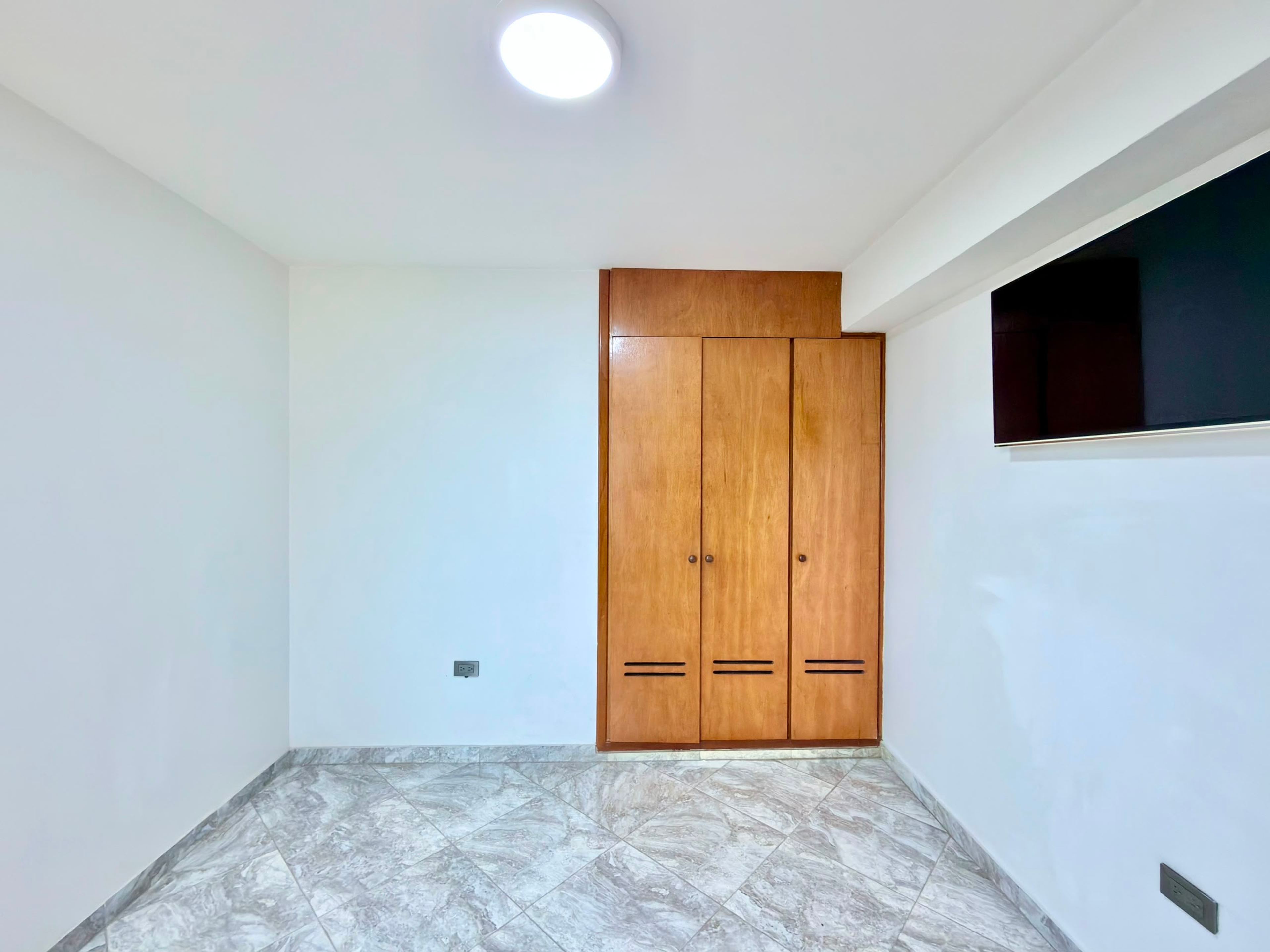 Apartamento amoblado de 105 m² con pisos de porcelanato en Residencias Fiallo — foto 9