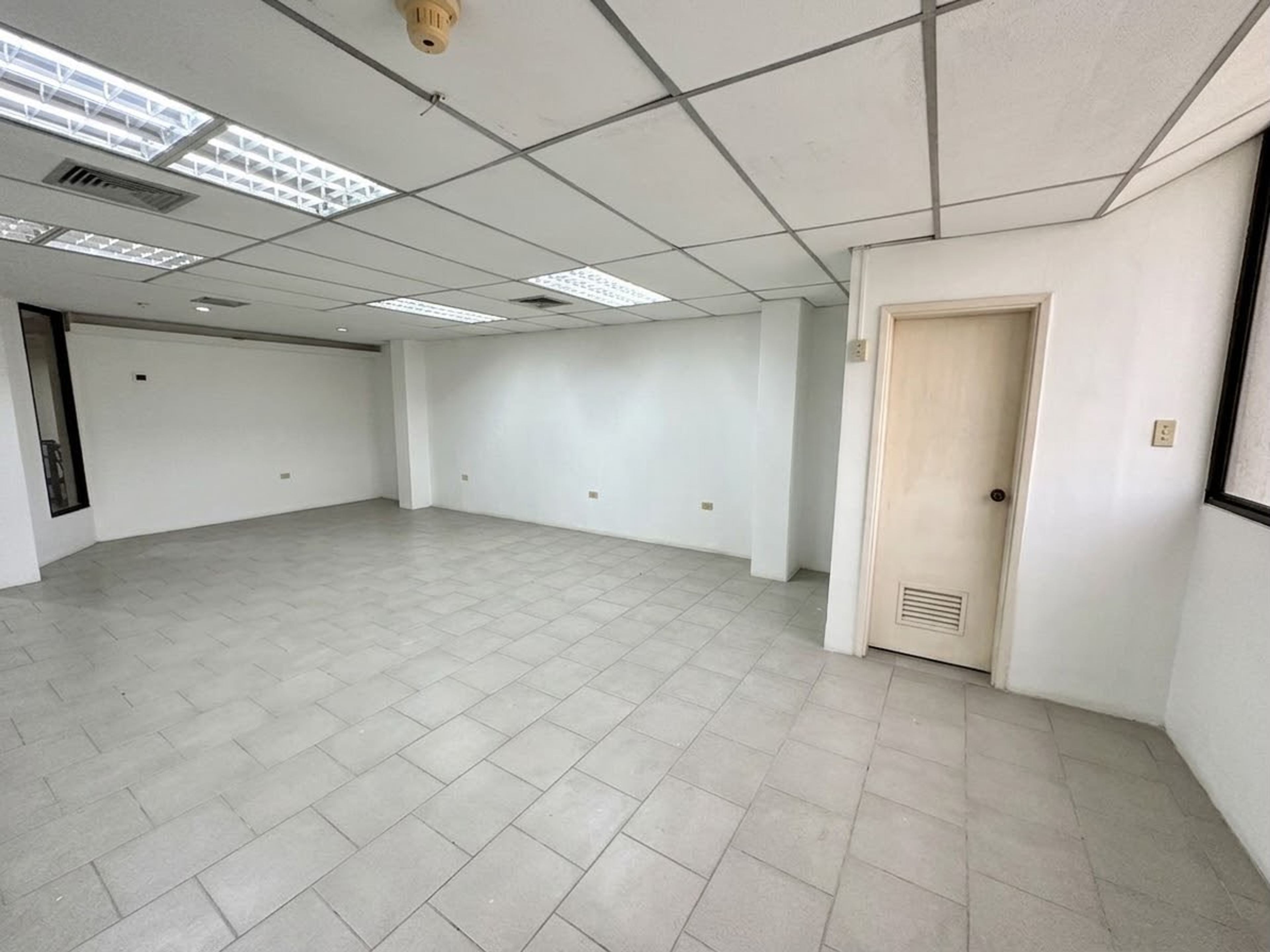 Oficina en el Centro Profesional Pirineos de Barrio Obrero — foto 5