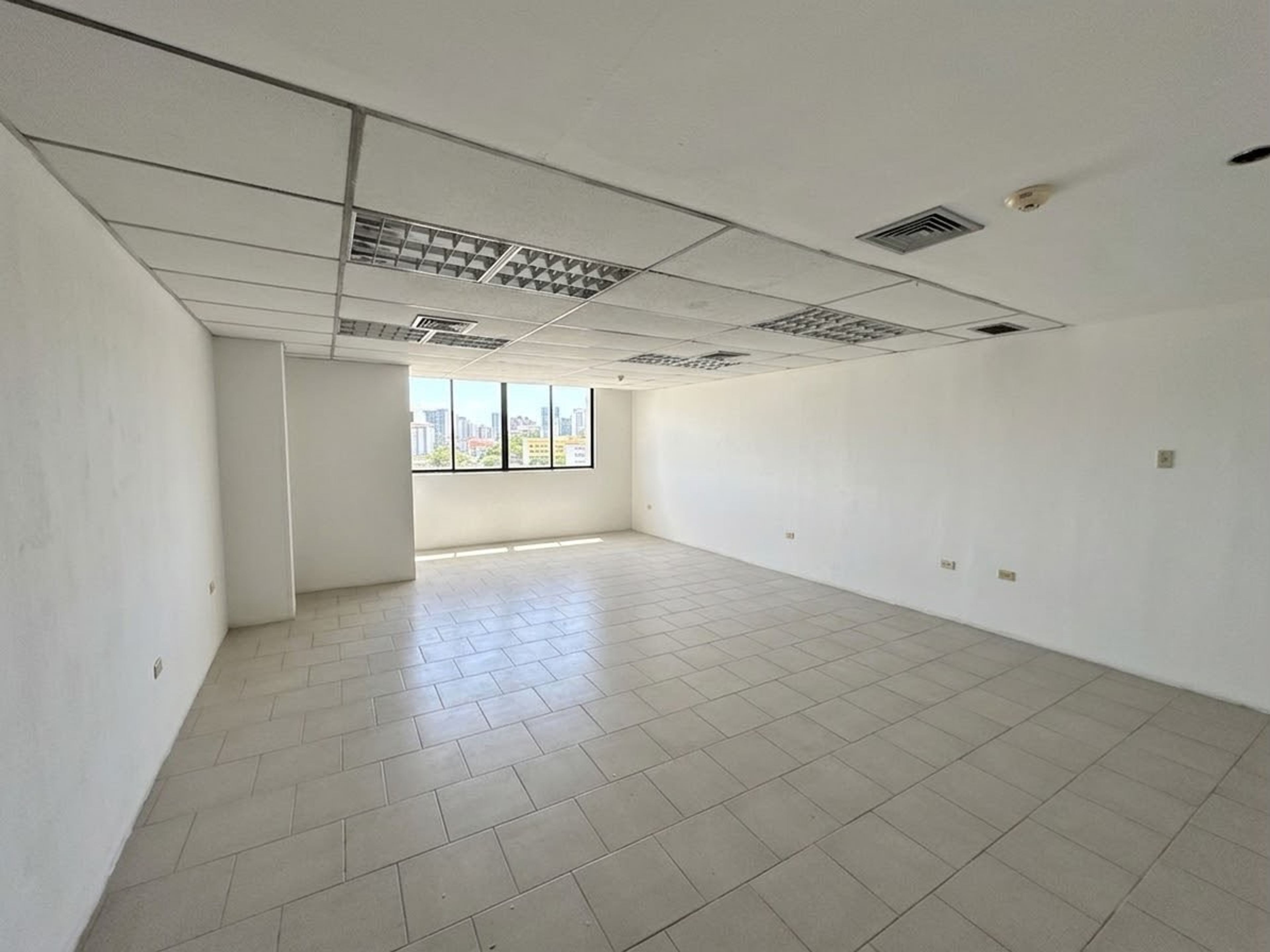 Oficina en el Centro Profesional Pirineos de Barrio Obrero — foto 3