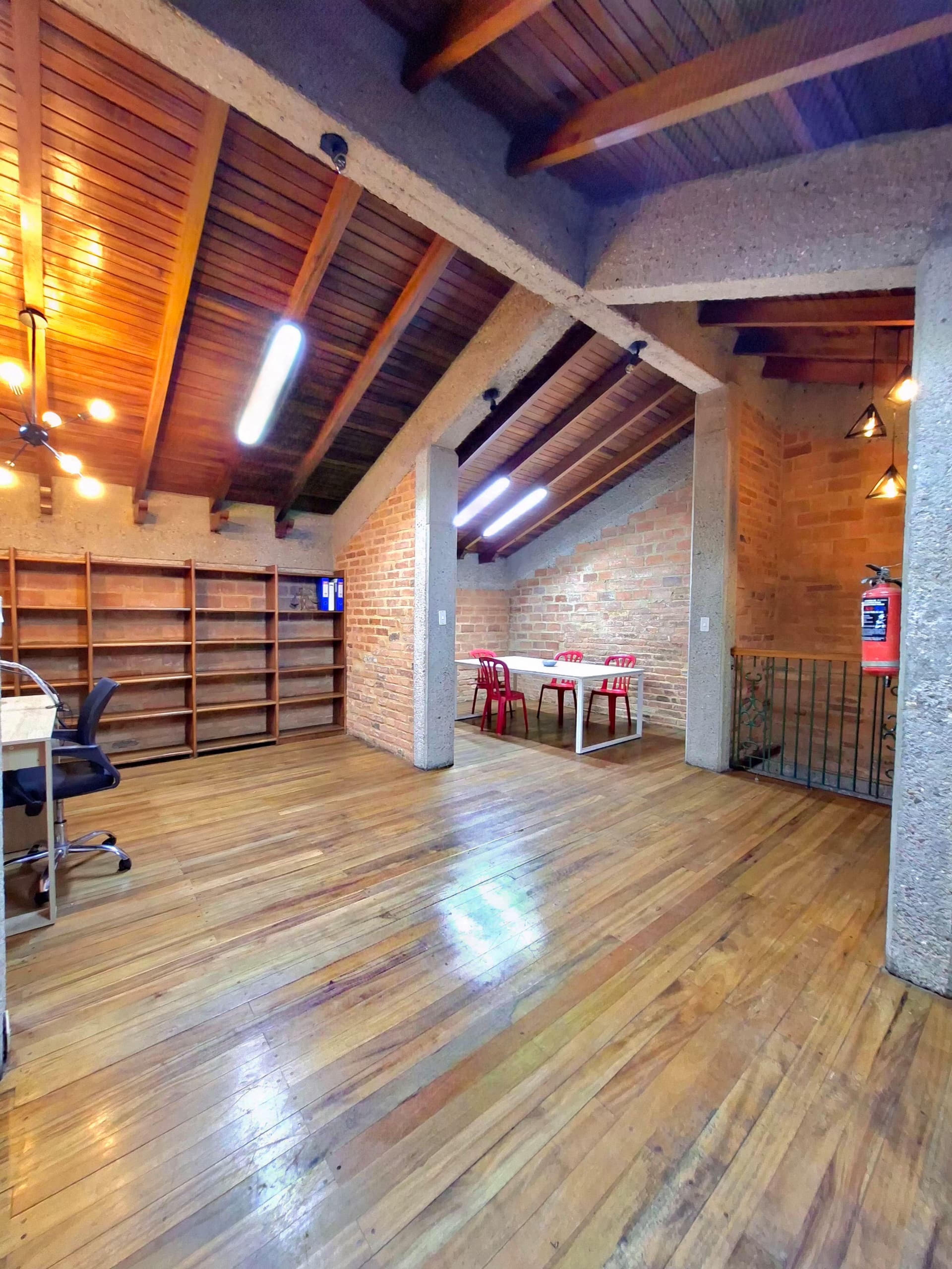 Local comercial de estilo colonial frente a la Plaza Los Mangos en Barrio Obrero — foto 9