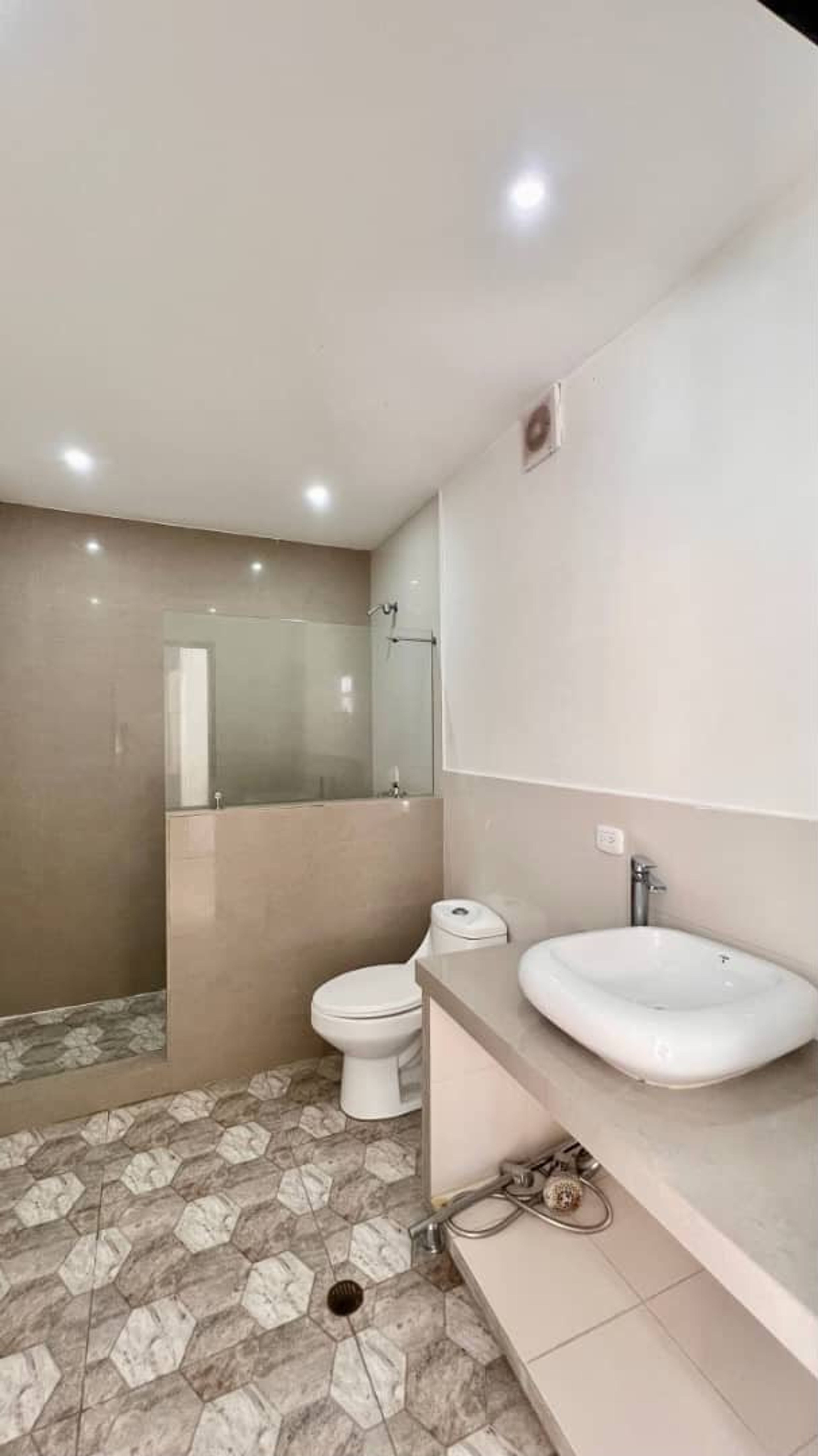 : Casa de 5 niveles con terraza y área para piscina en Colinas de Pirineos — foto 9