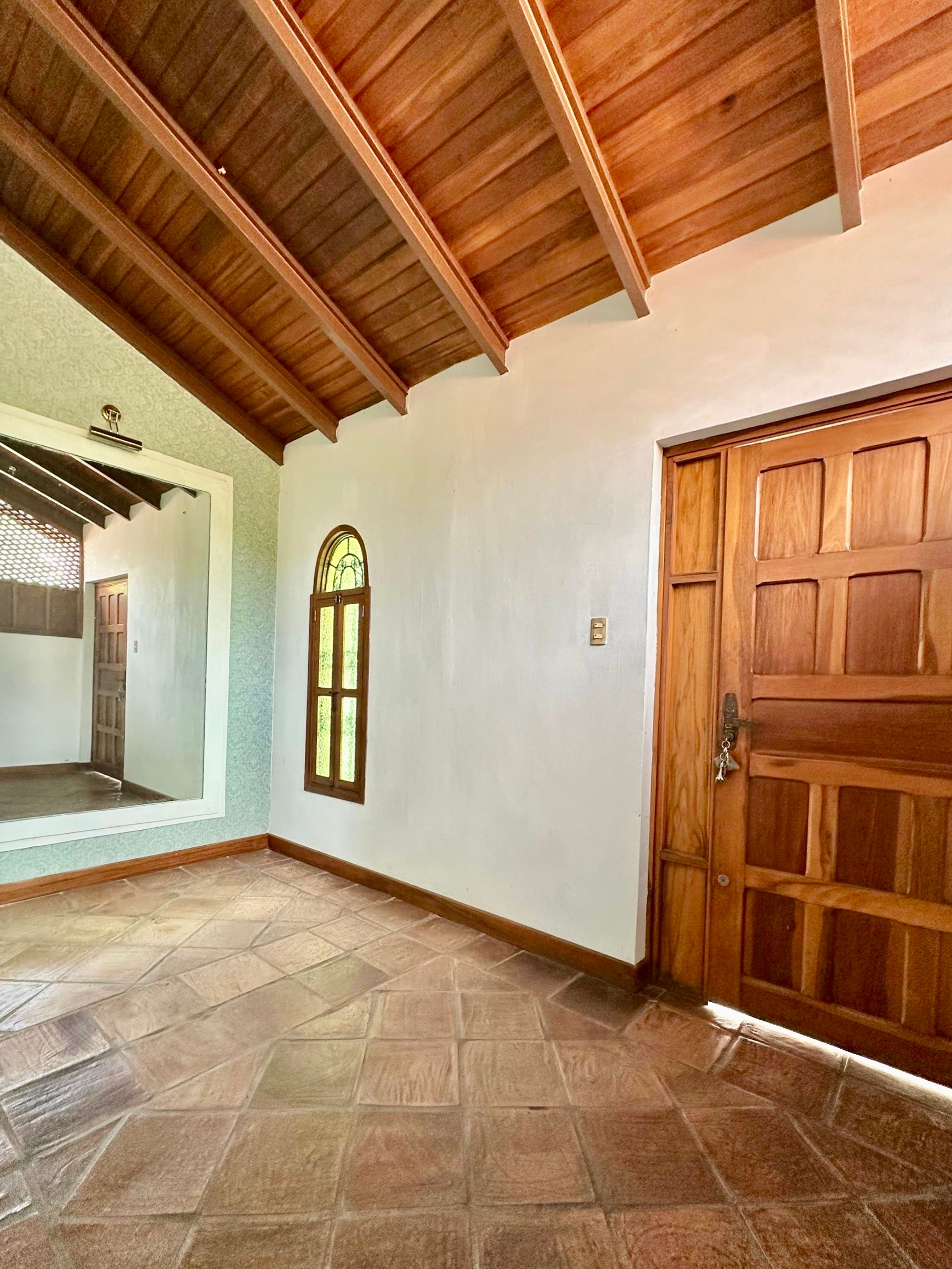 Casa de tres niveles con amplio patio y oficina en Las Lomas — foto 5