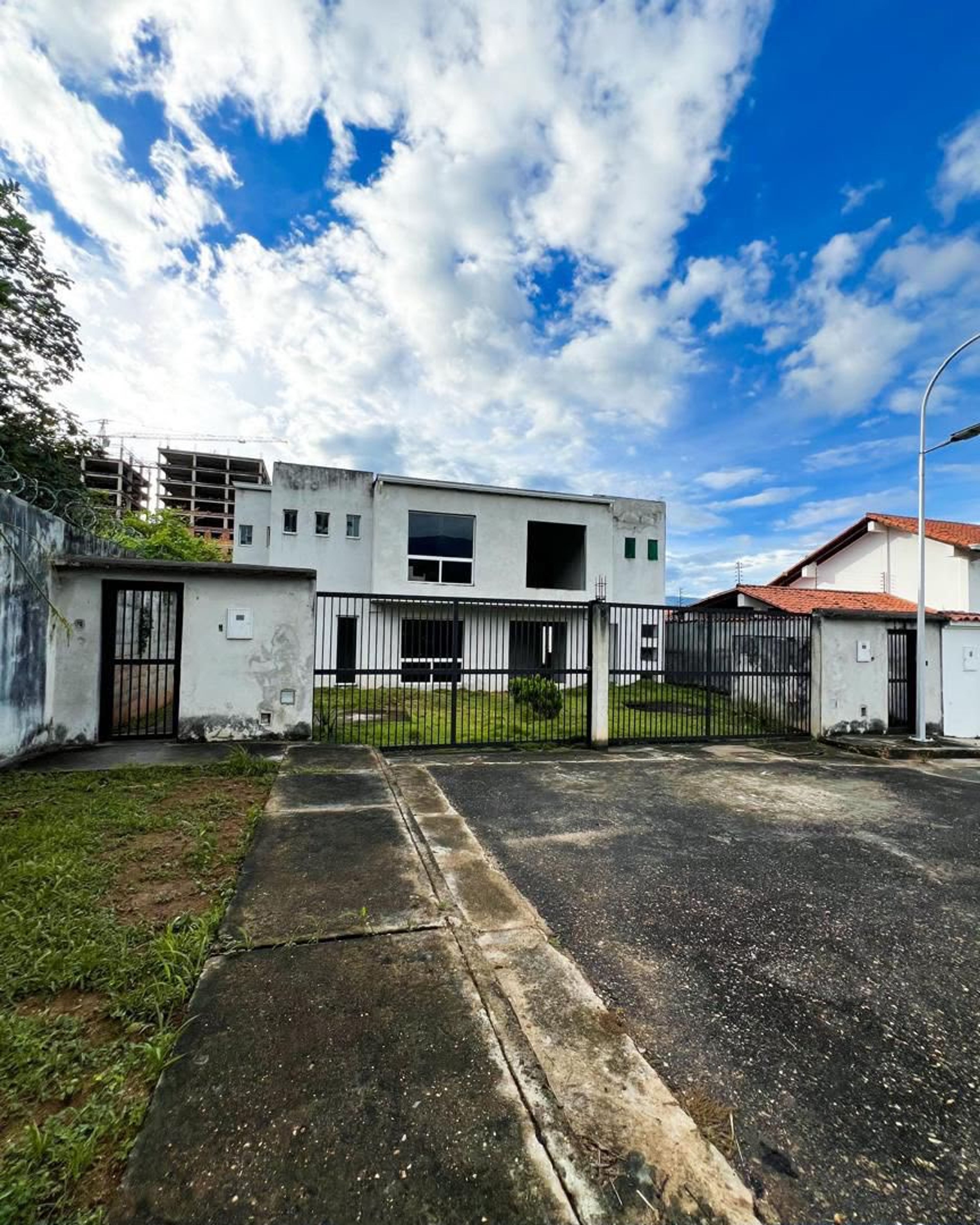 Dos residencias en obra blanca dentro de amplia parcela — foto 2