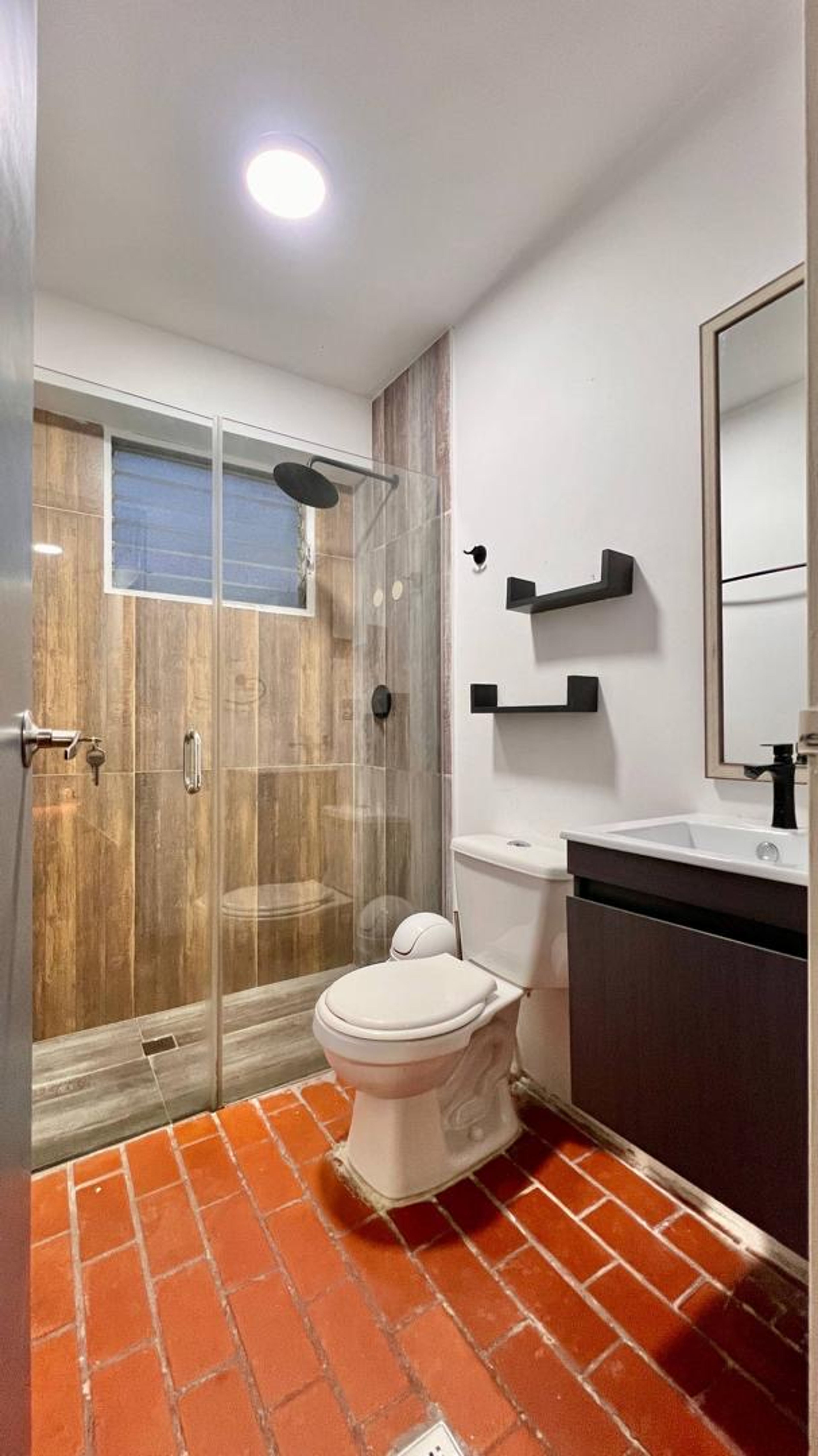 Apartamento remodelado con opción de financiamiento en Residencias La Hacienda — foto 5