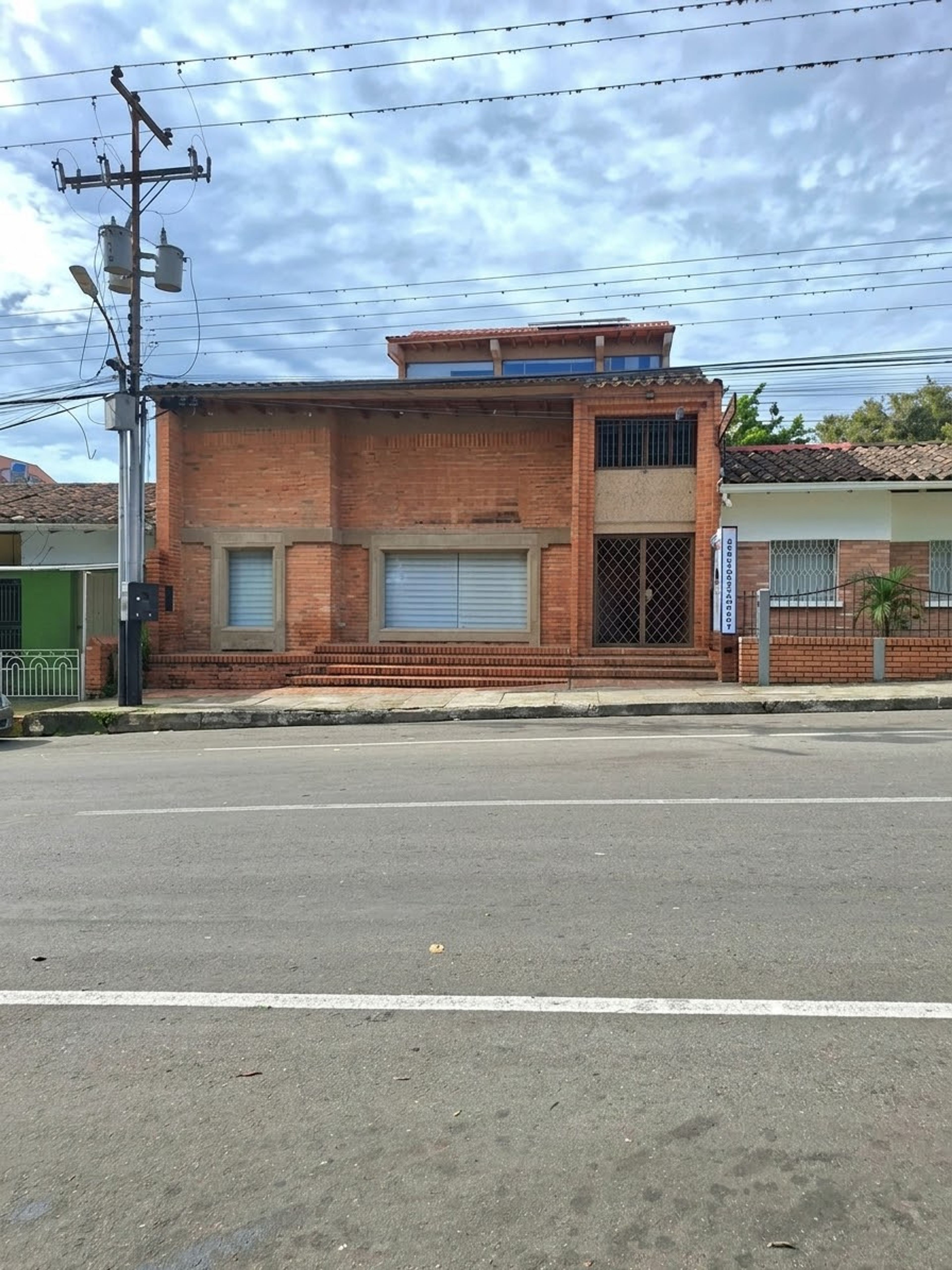 Local comercial de estilo colonial frente a la Plaza Los Mangos en Barrio Obrero — foto 1