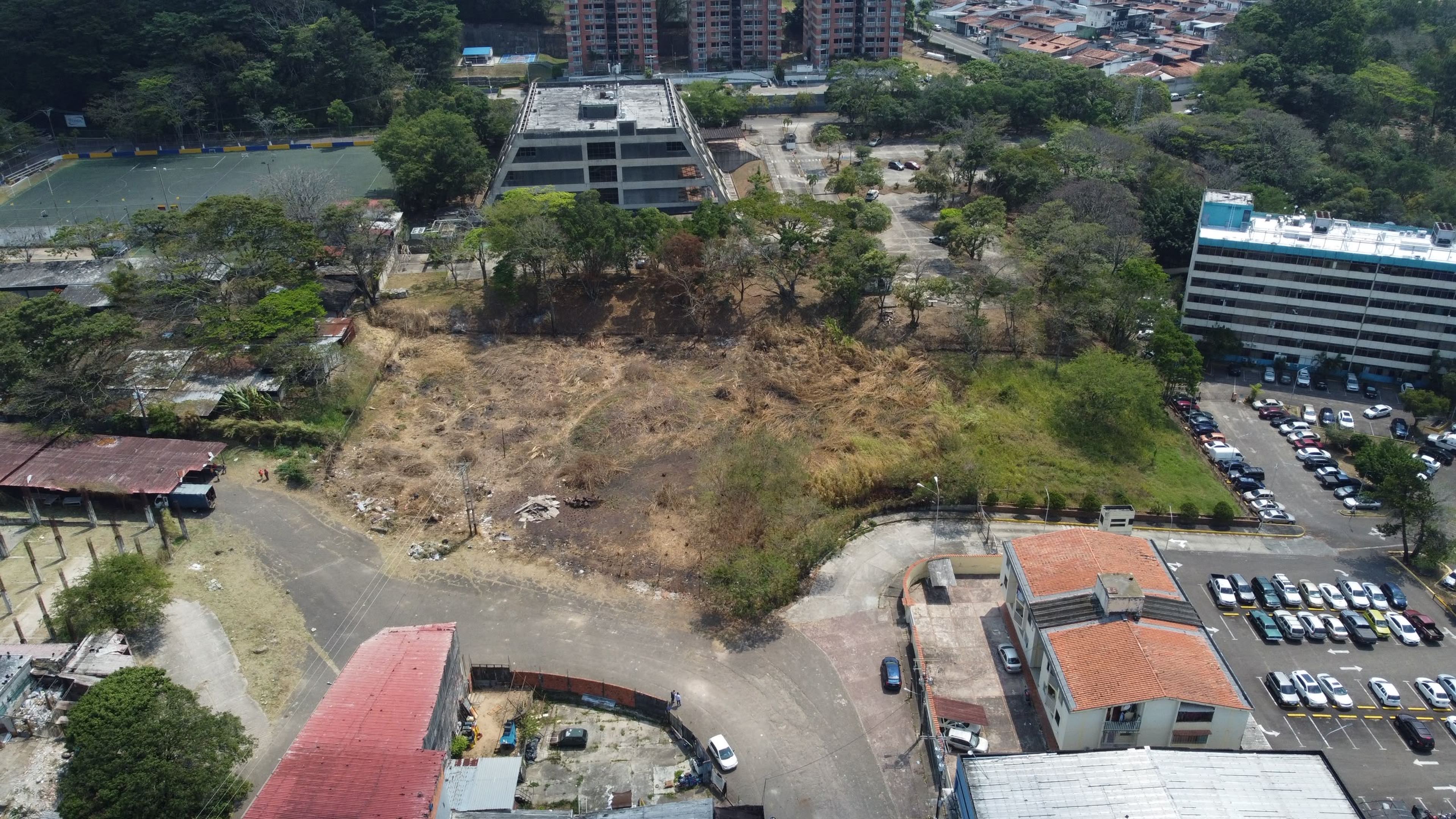 Terreno plano de 2.000 m² con zonificación R4 en sector La Guayana — foto 7