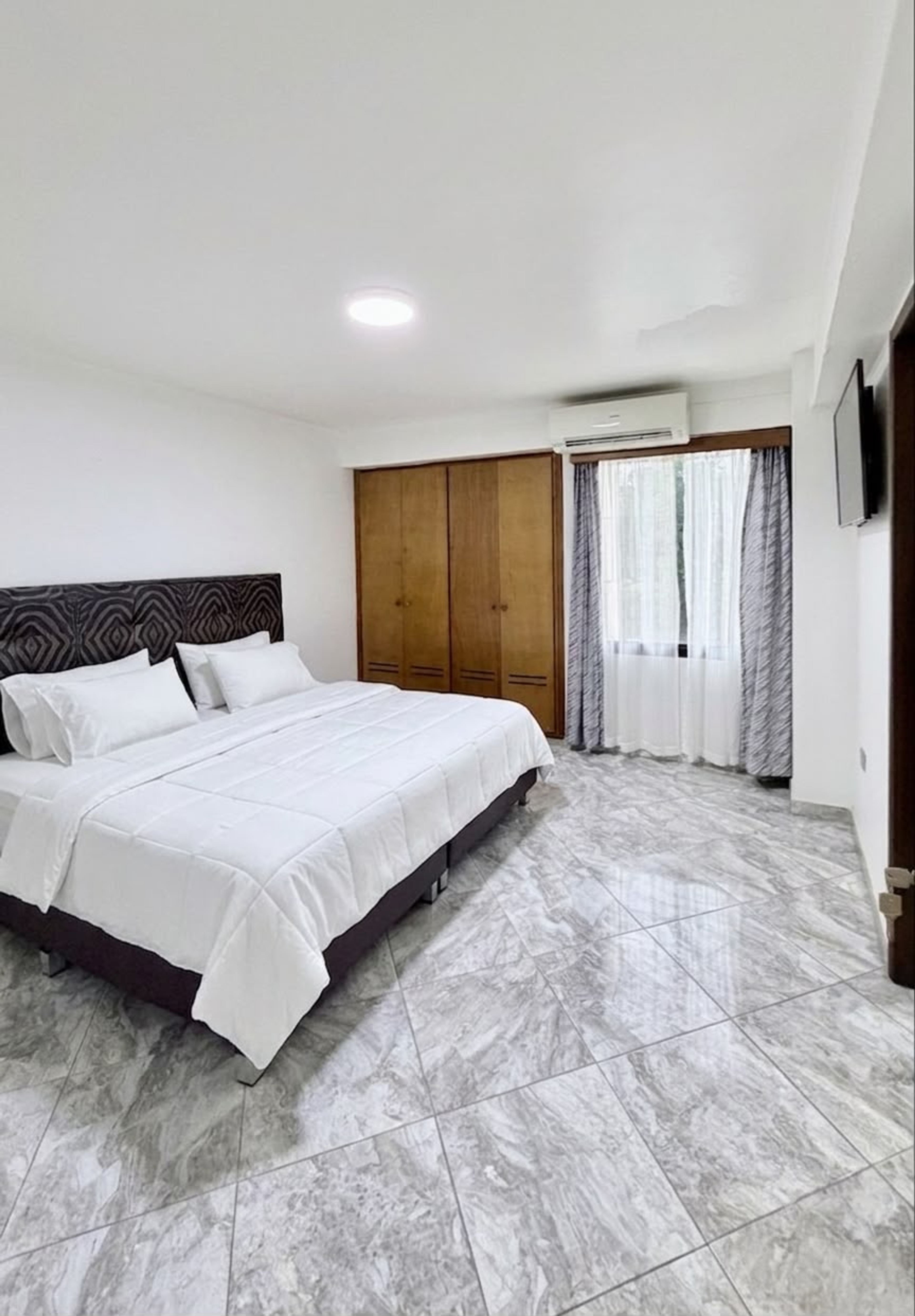 Apartamento amoblado de 105 m² con pisos de porcelanato en Residencias Fiallo — foto 11