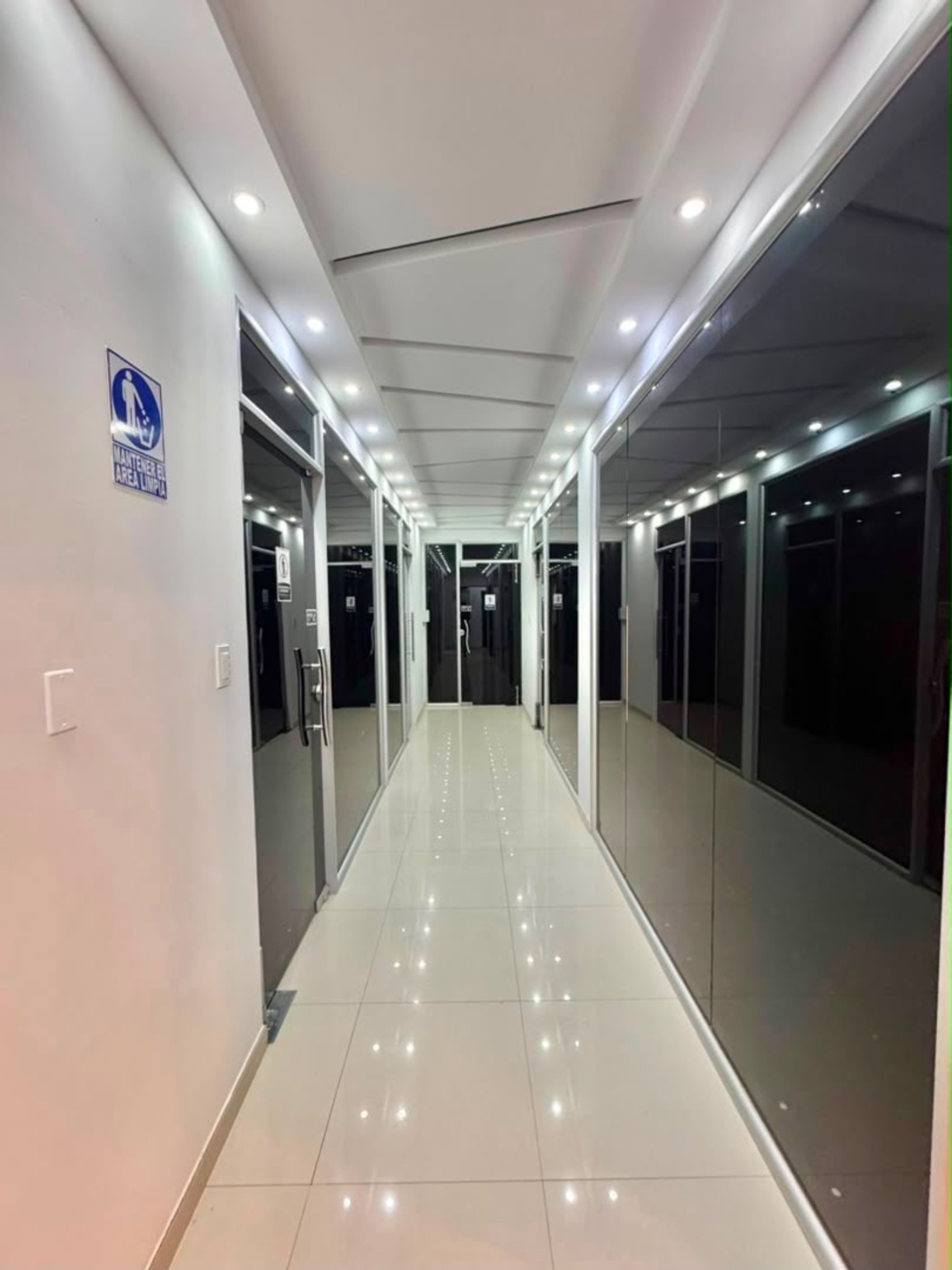 Complejo de oficinas amoblado con inversor y 7 aires en E/S Los Agustinos — foto 8