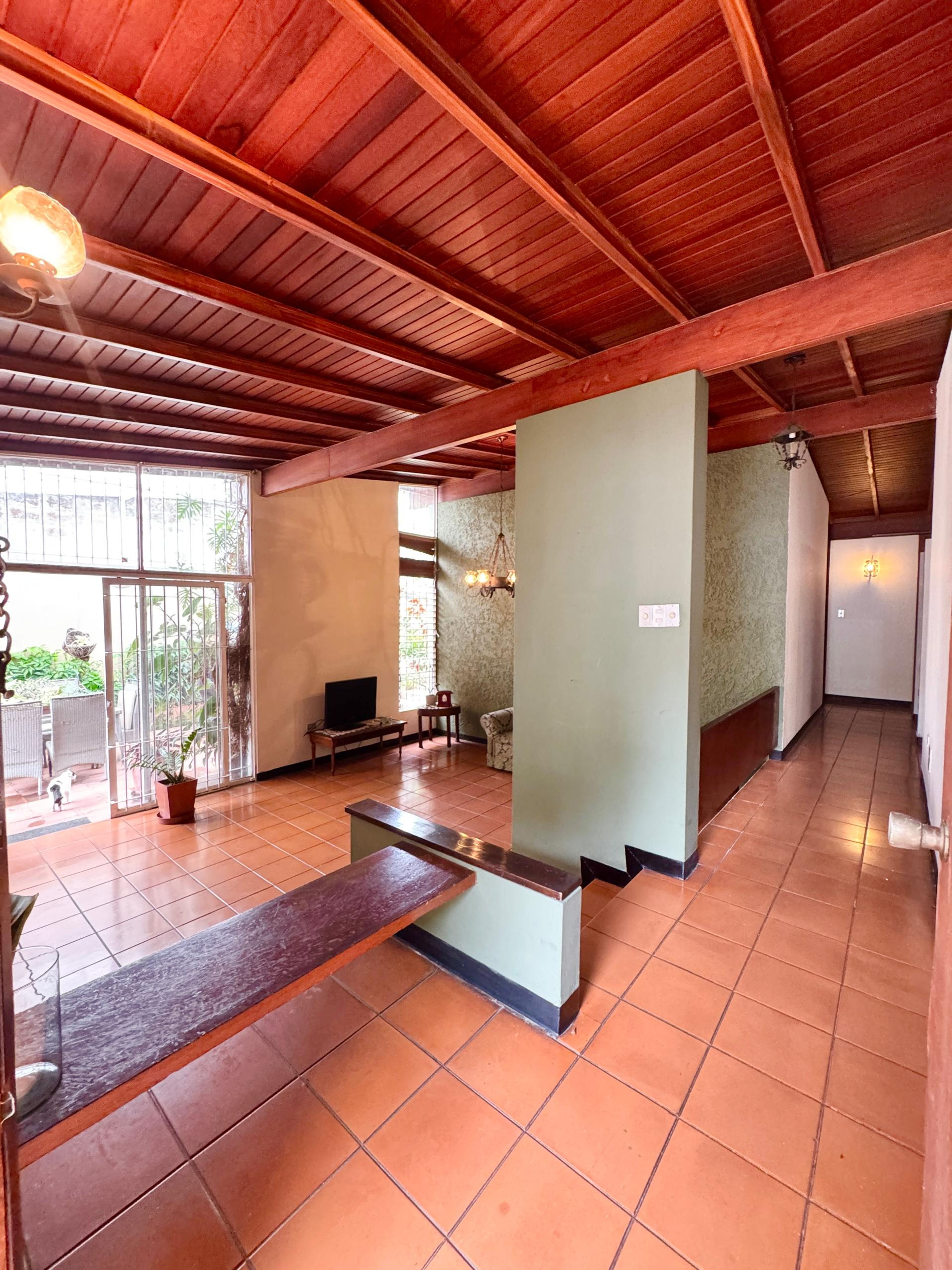 Casa de un solo nivel con amplios jardines y terraza en la Avenida Carabobo — foto 5