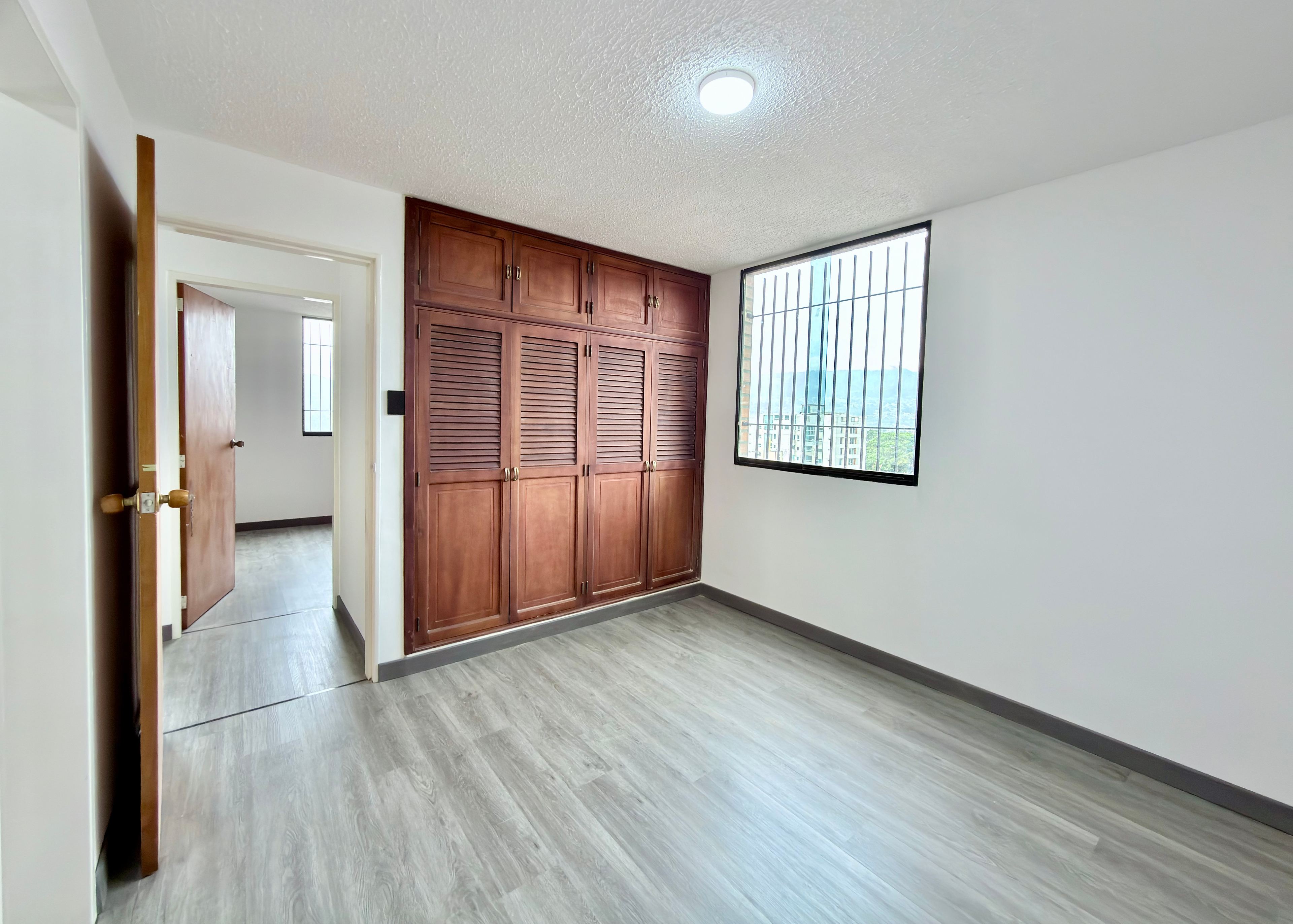 Apartamento recién remodelado con vista a la avenida en Residencias Alta Vista — foto 13