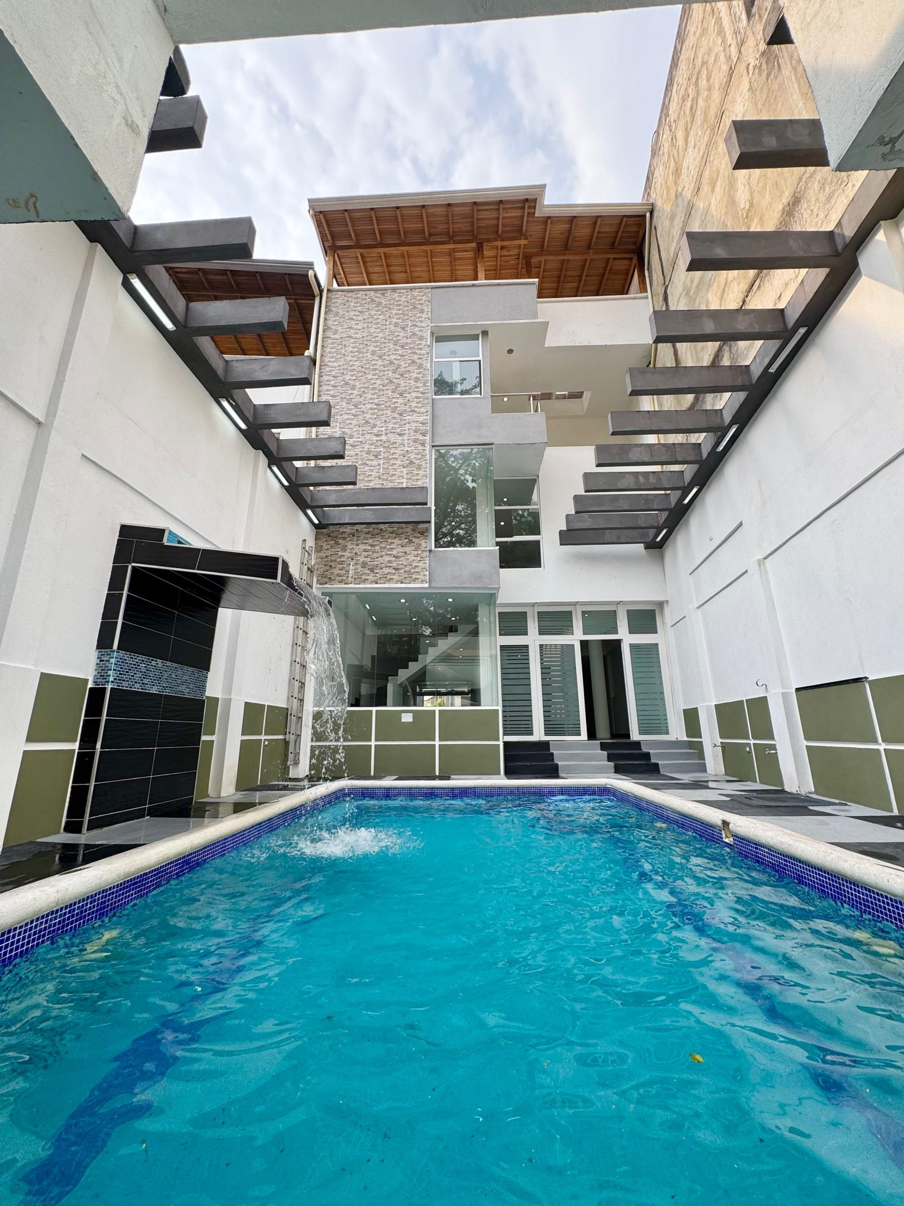 Casa moderna de 800 m² con piscina y 5 niveles en Urbanización Colinas de Pirineos — foto 1
