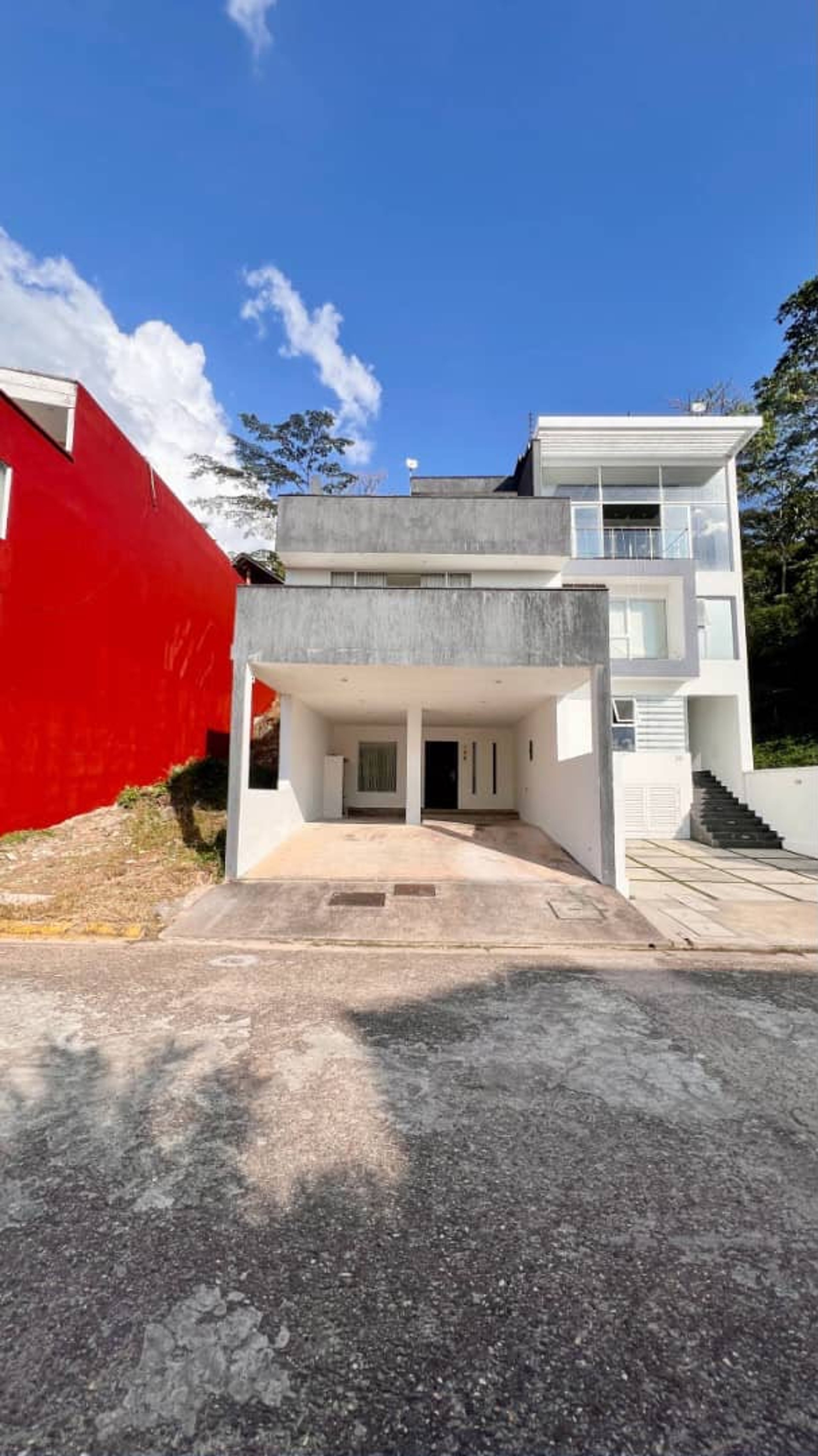 : Casa de 5 niveles con terraza y área para piscina en Colinas de Pirineos — foto 1