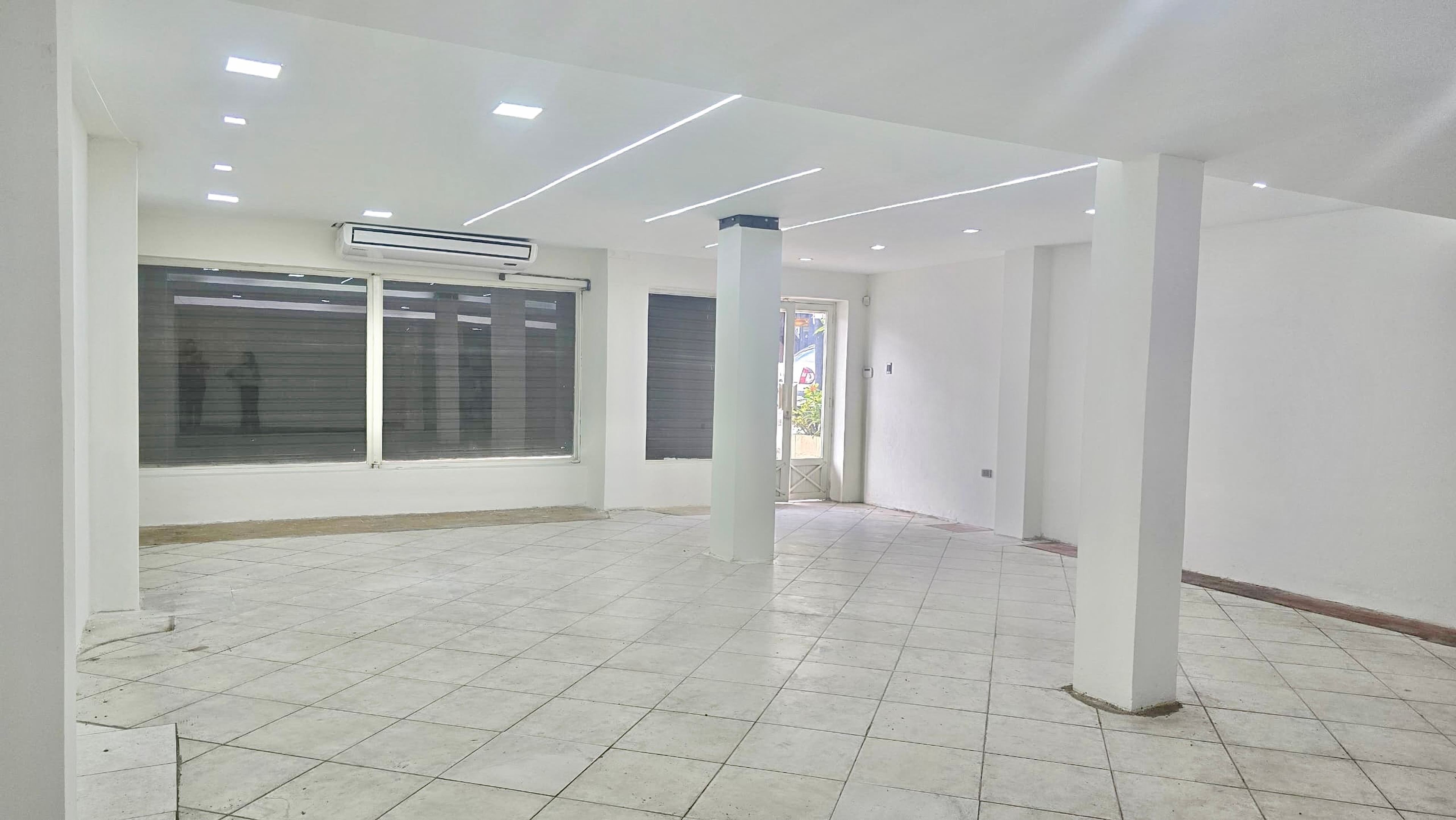 Local comercial de 100 m² a pie de calle con vitrina en Pasaje Acueducto — foto 3