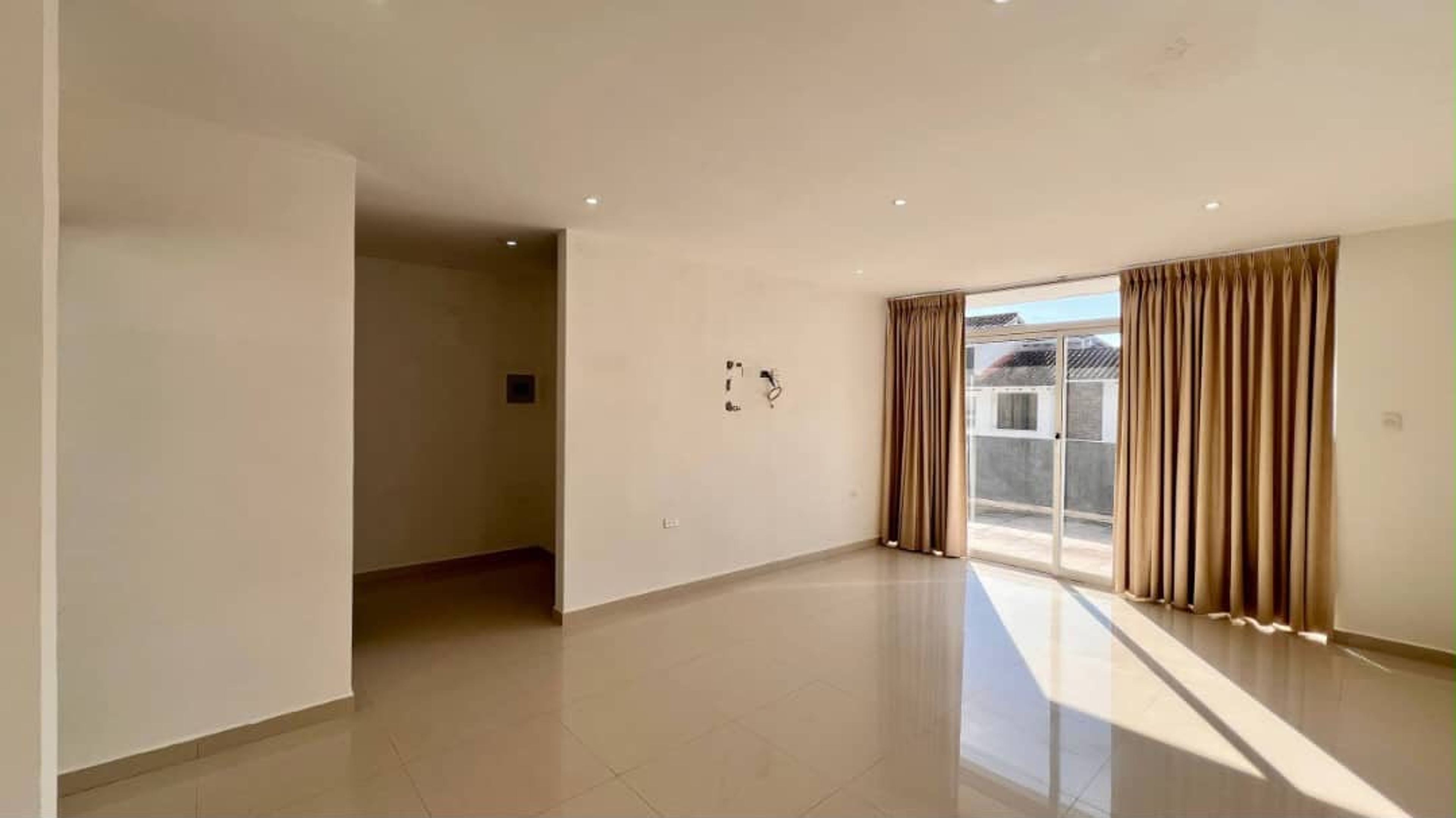 : Casa de 5 niveles con terraza y área para piscina en Colinas de Pirineos — foto 7