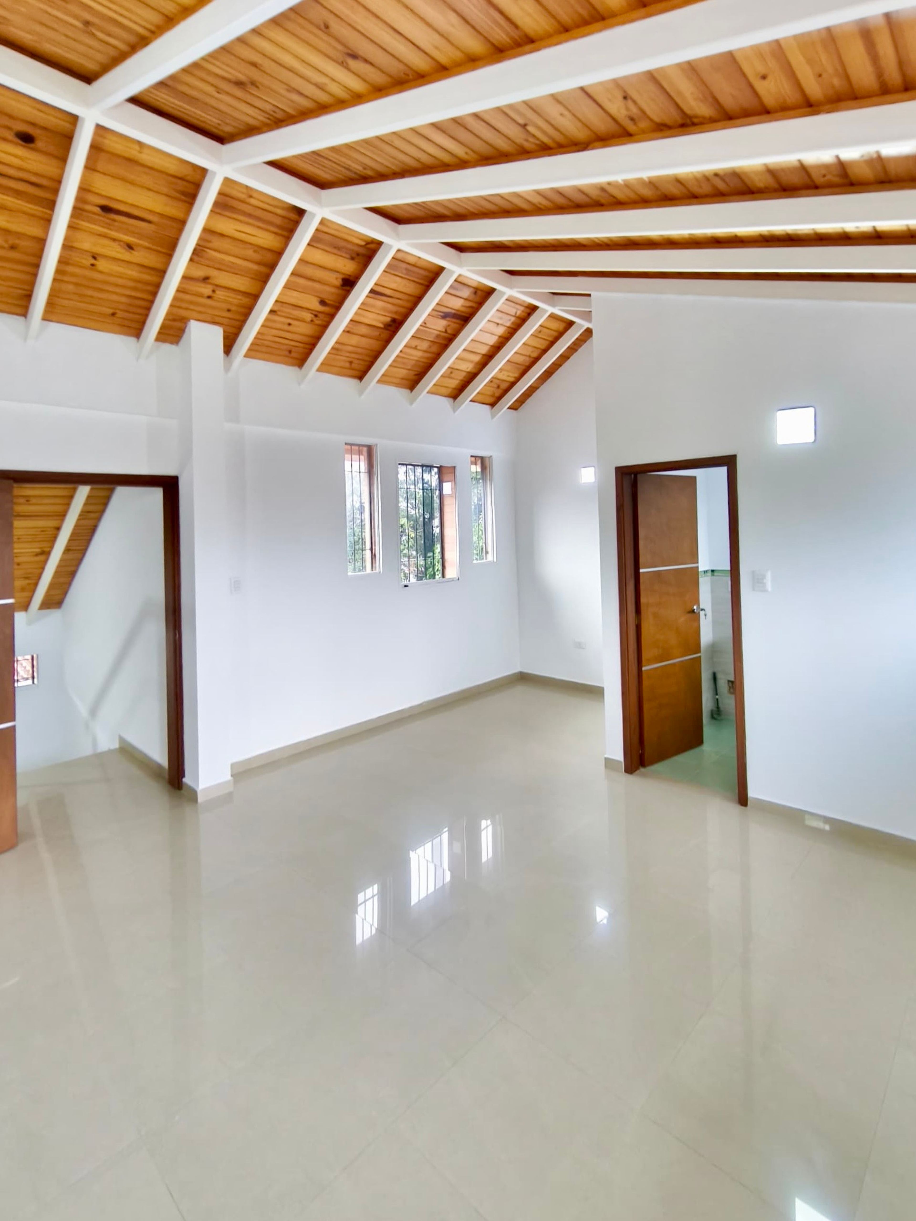 Residencia moderna de tres niveles en Conjunto Terrazas de Pirineos — foto 13