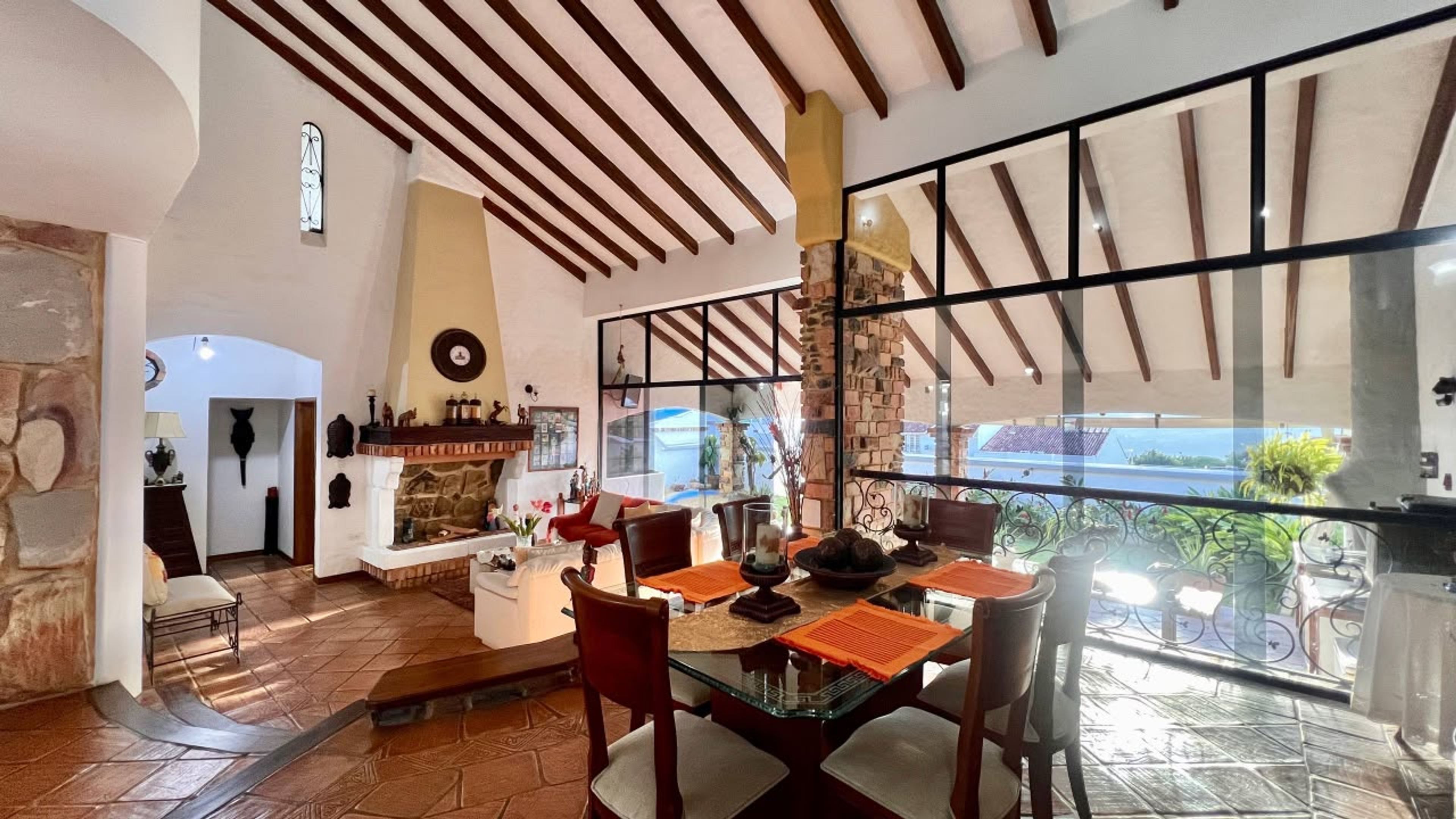 Imponente residencia de 560 m² con terraza y jardín en Colinas de Pirineos — foto 7