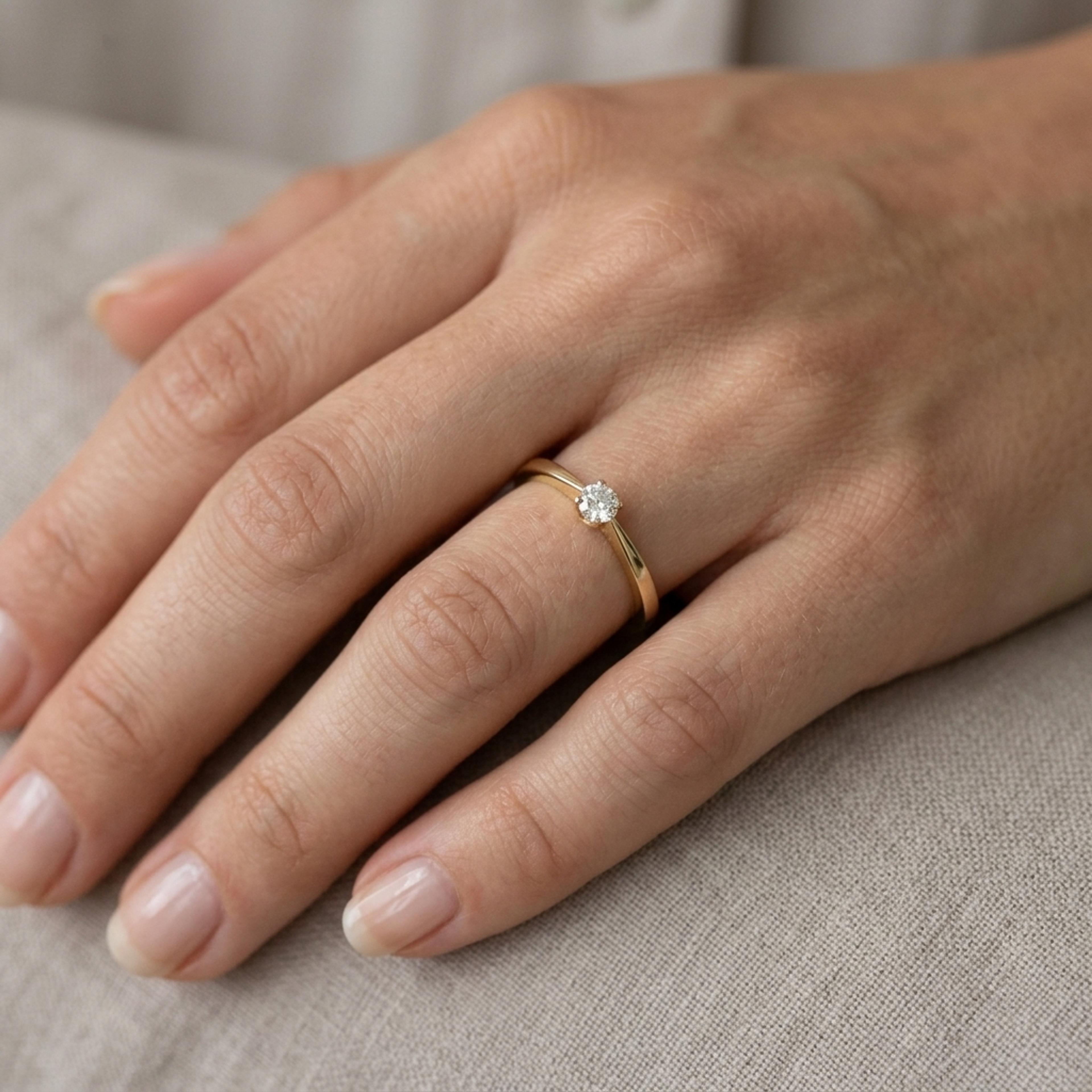 Diamantový prsten 108, diamant, žluté zlato na ruce — Zlatnictví Vaněk Kolín