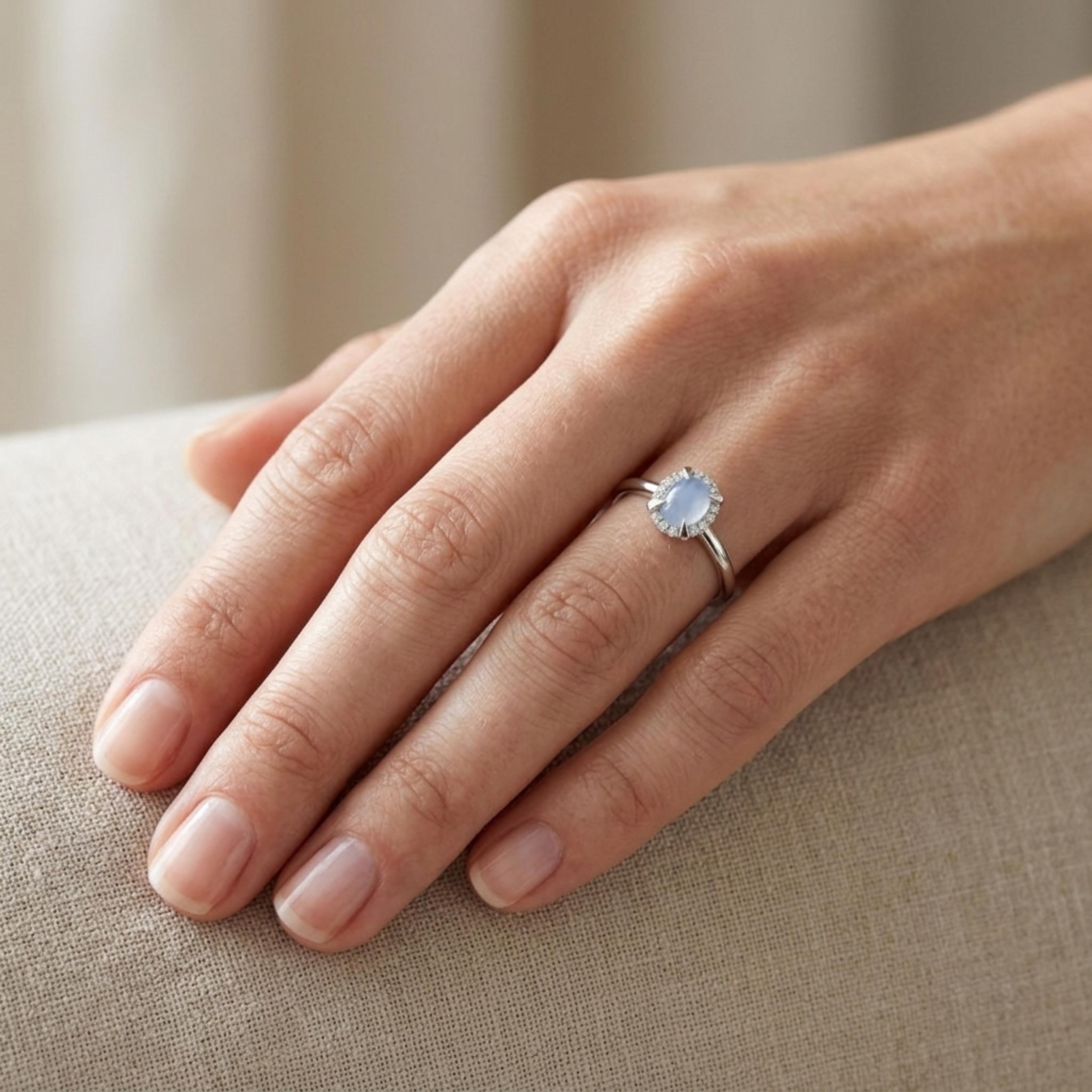 Prsten se safírem a diamanty 31, diamant, bílé zlato na ruce — Zlatnictví Vaněk Kolín