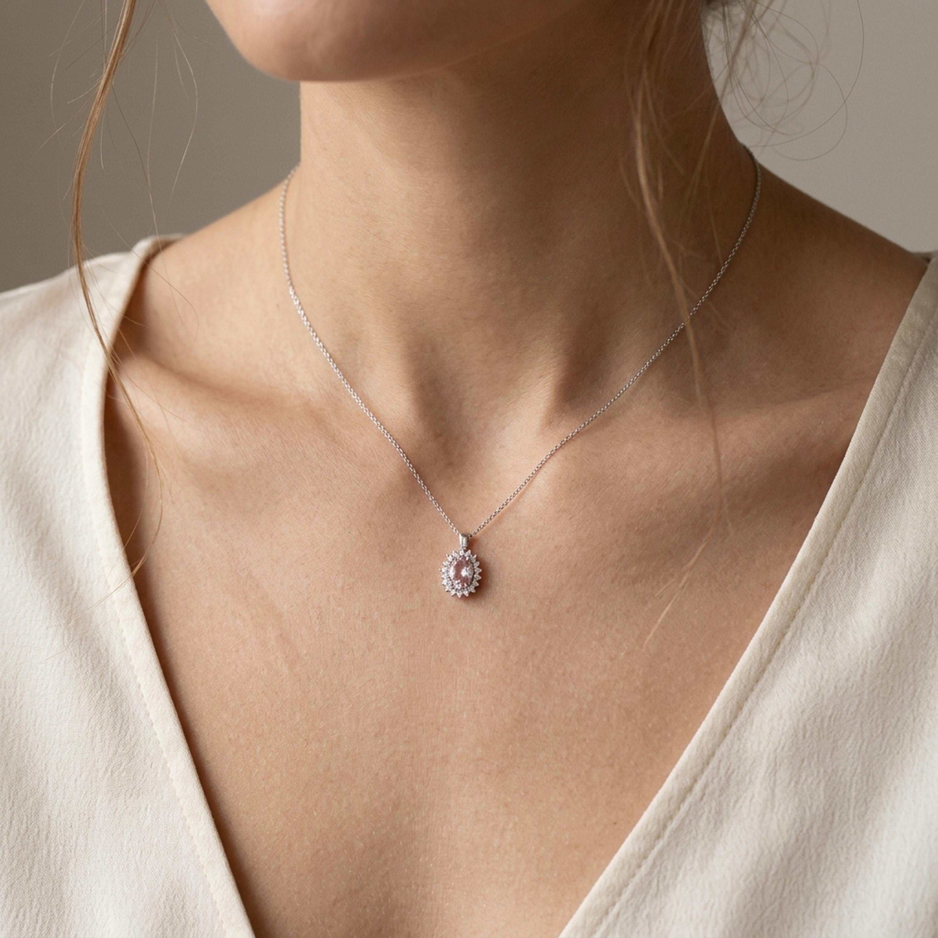 Přívěsek s morganitem 01, diamant, bílé zlato na krku — Zlatnictví Vaněk Kolín