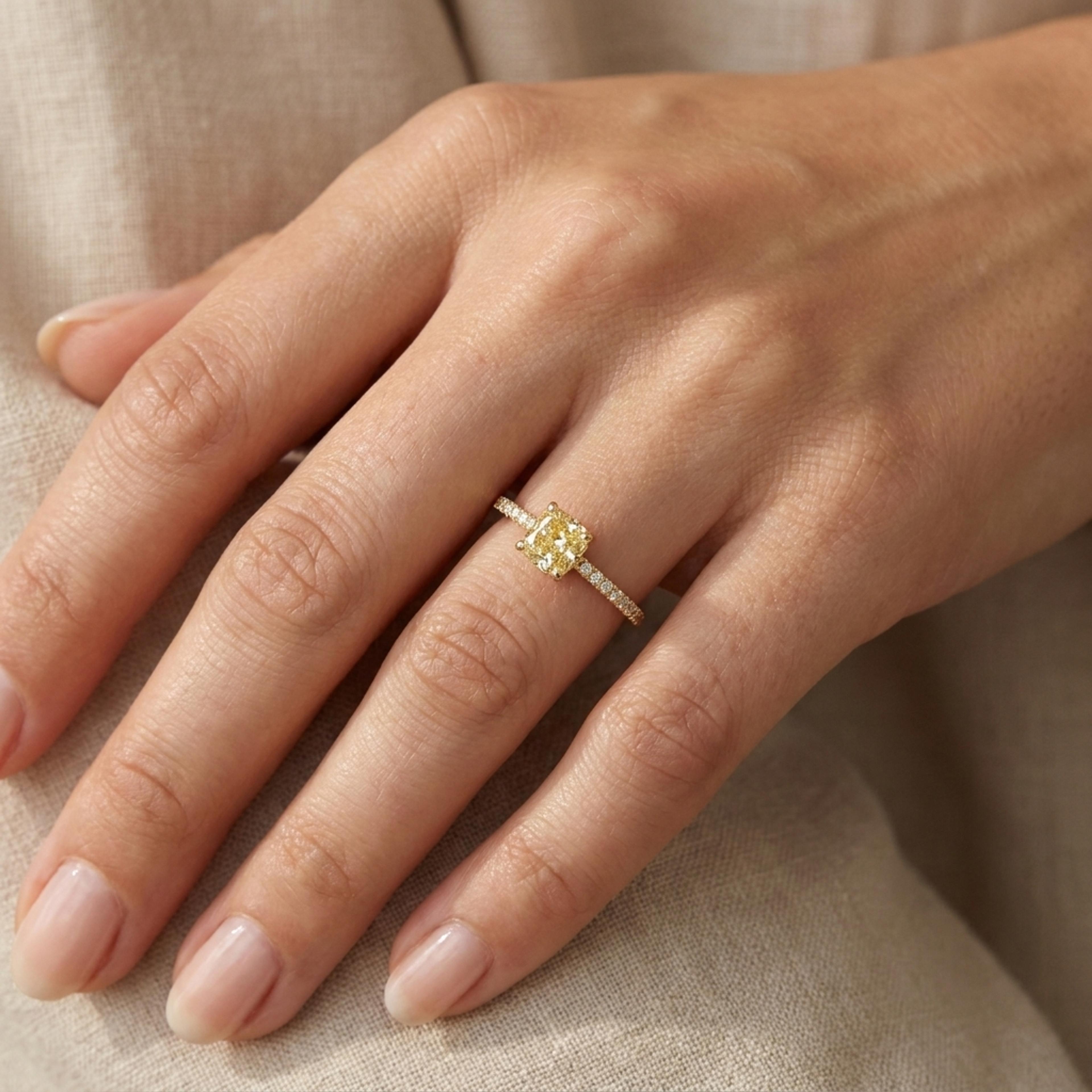 Prsten se safírem a diamanty 32, diamant, žluté zlato na ruce — Zlatnictví Vaněk Kolín