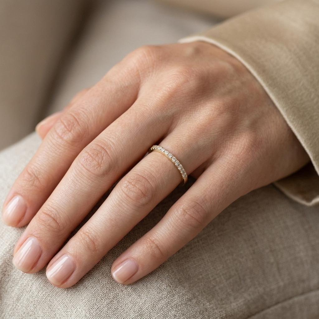 Diamantový prsten 138, diamant, žluté zlato na ruce — Zlatnictví Vaněk Kolín
