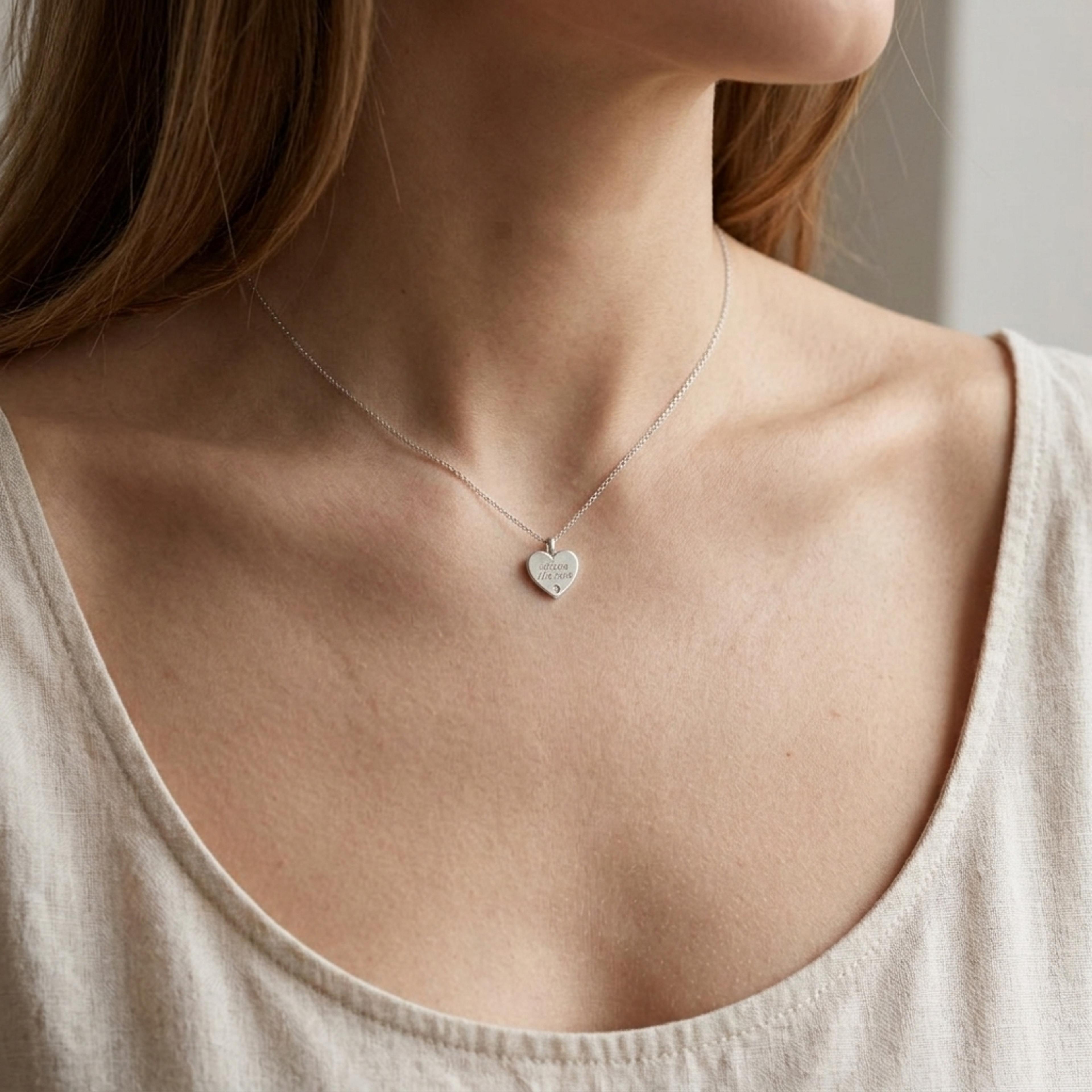 Diamantový přívěsek 69, diamant, bílé zlato na krku — Zlatnictví Vaněk Kolín