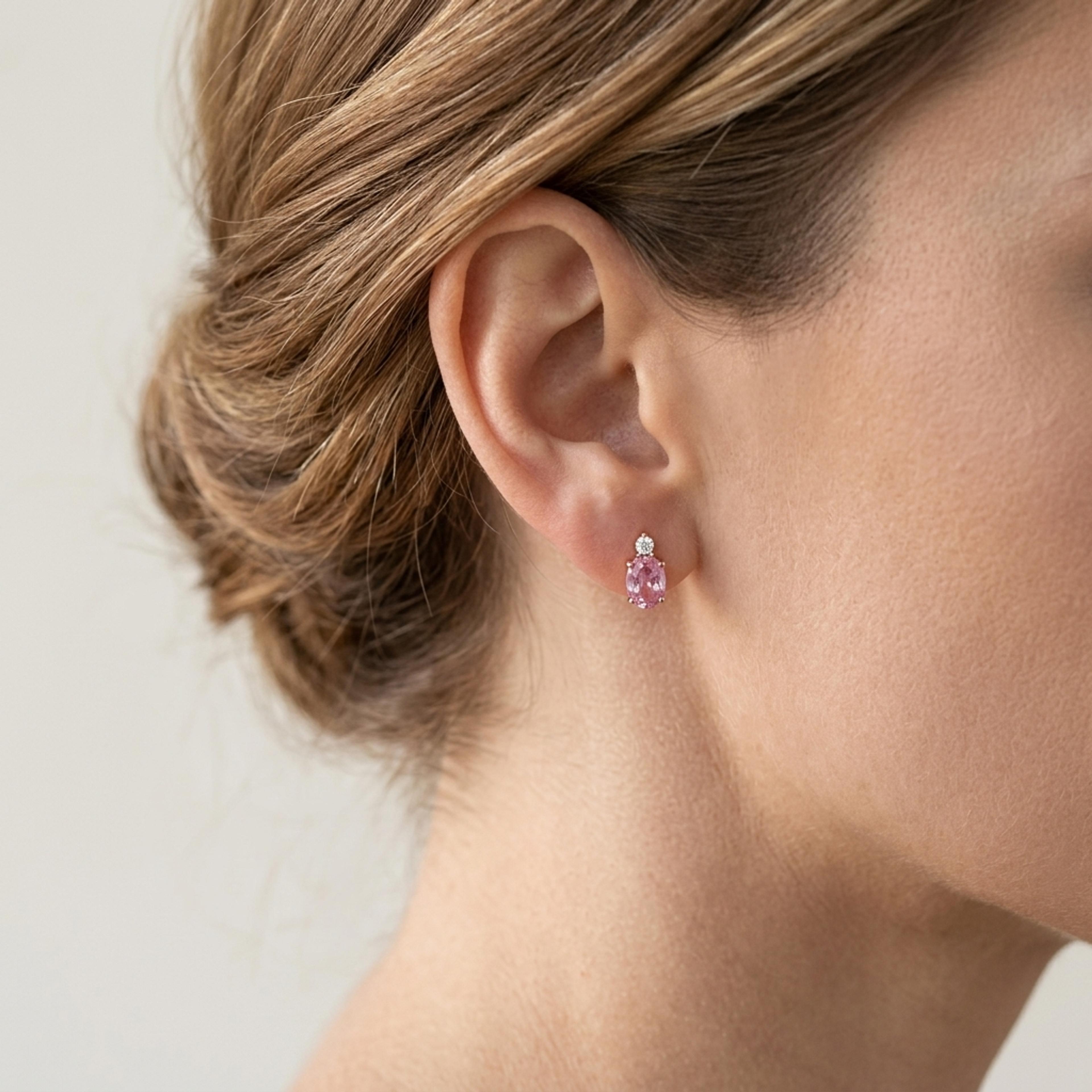 Náušnice s turmalínem a diamanty 10, diamant, růžové zlato na uchu — Zlatnictví Vaněk Kolín