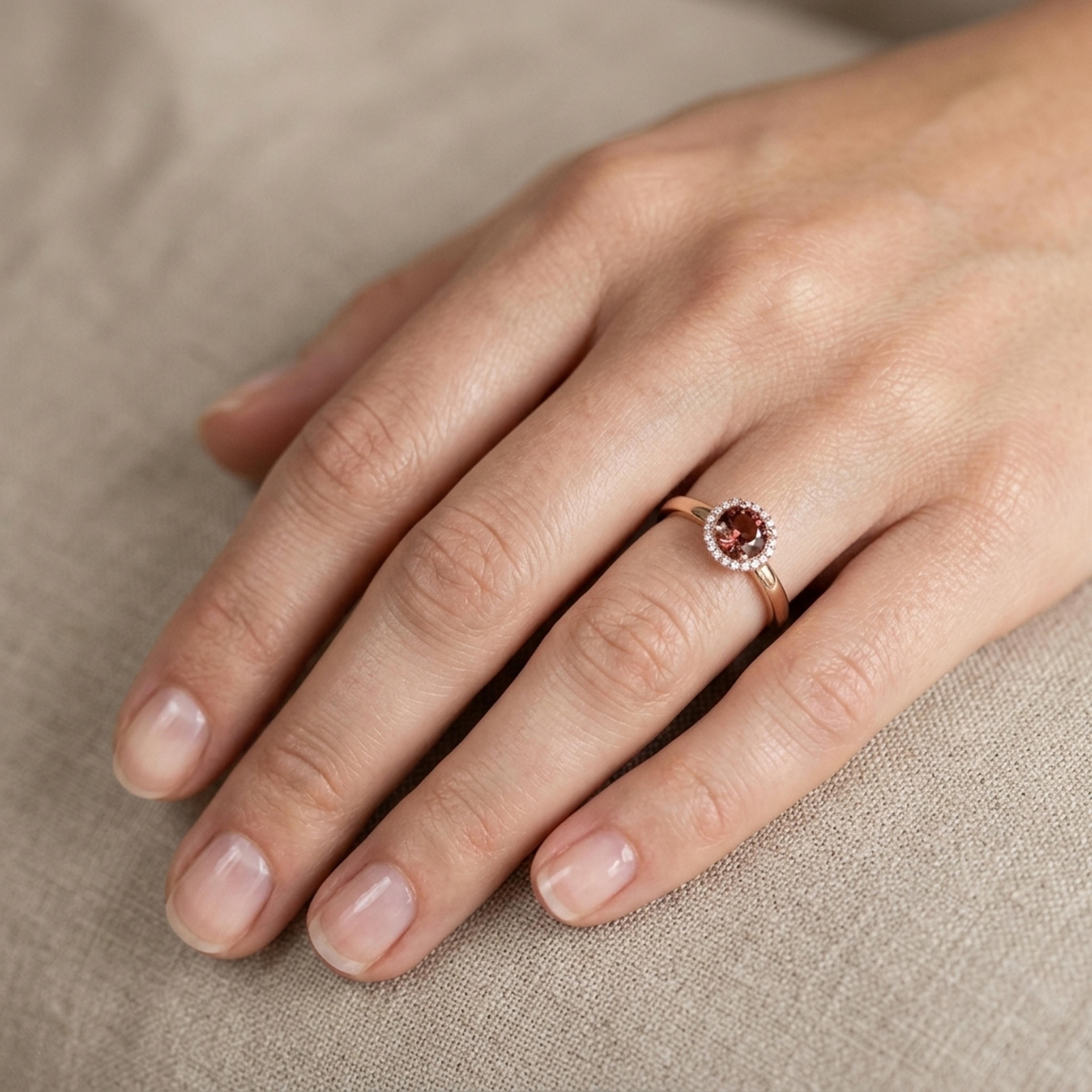 Prsten s turmalínem a diamanty 14, diamant, růžové zlato na ruce — Zlatnictví Vaněk Kolín