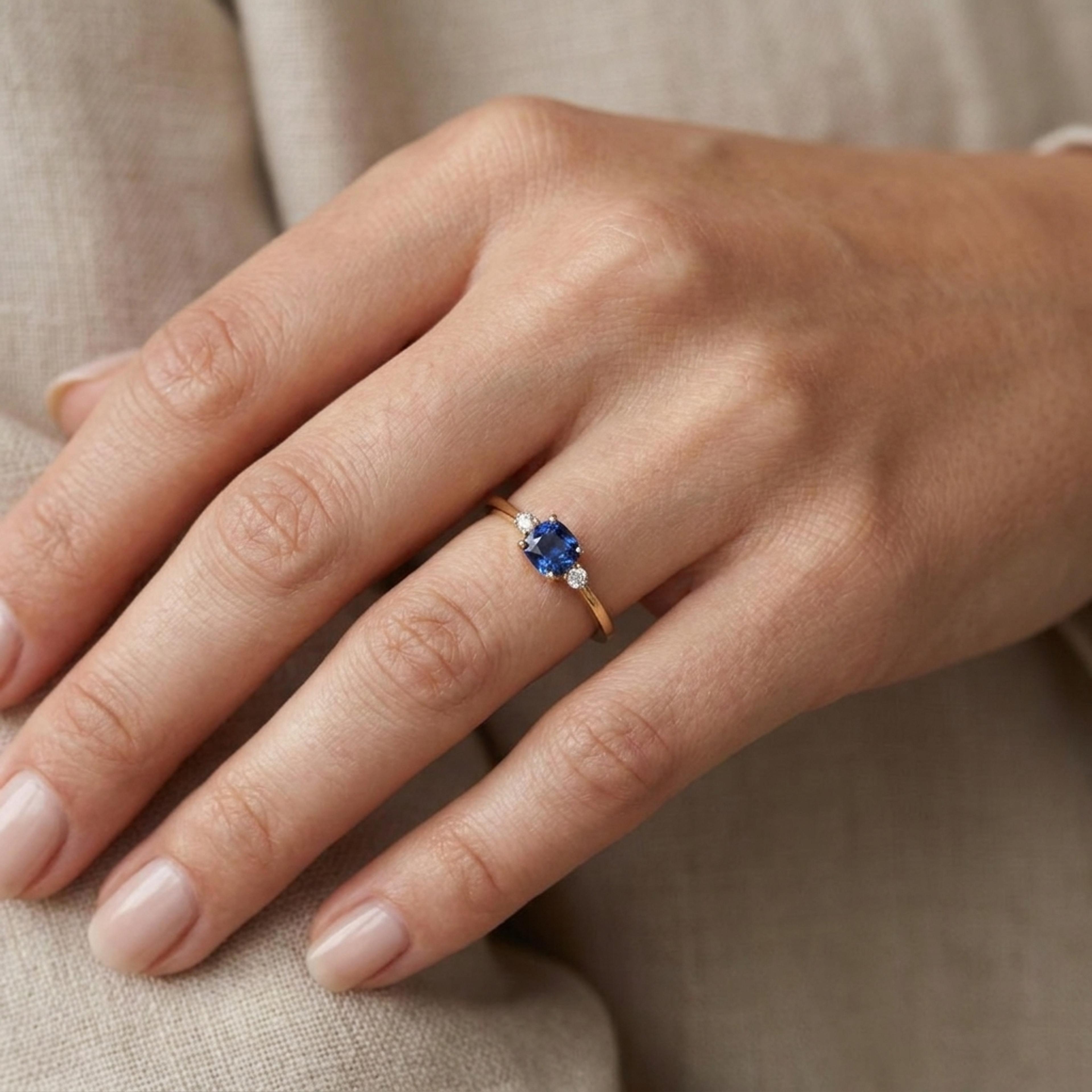 Prsten se safírem a diamanty 34, diamant, žluté zlato na ruce — Zlatnictví Vaněk Kolín